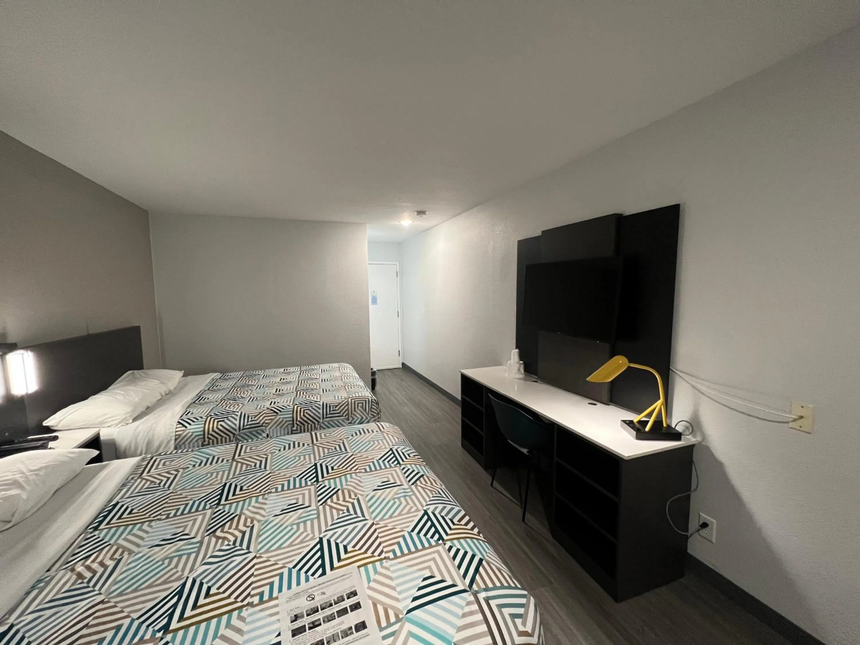 Bedroom, Bed in Motel 6-Altoona, IA - Des Moines East