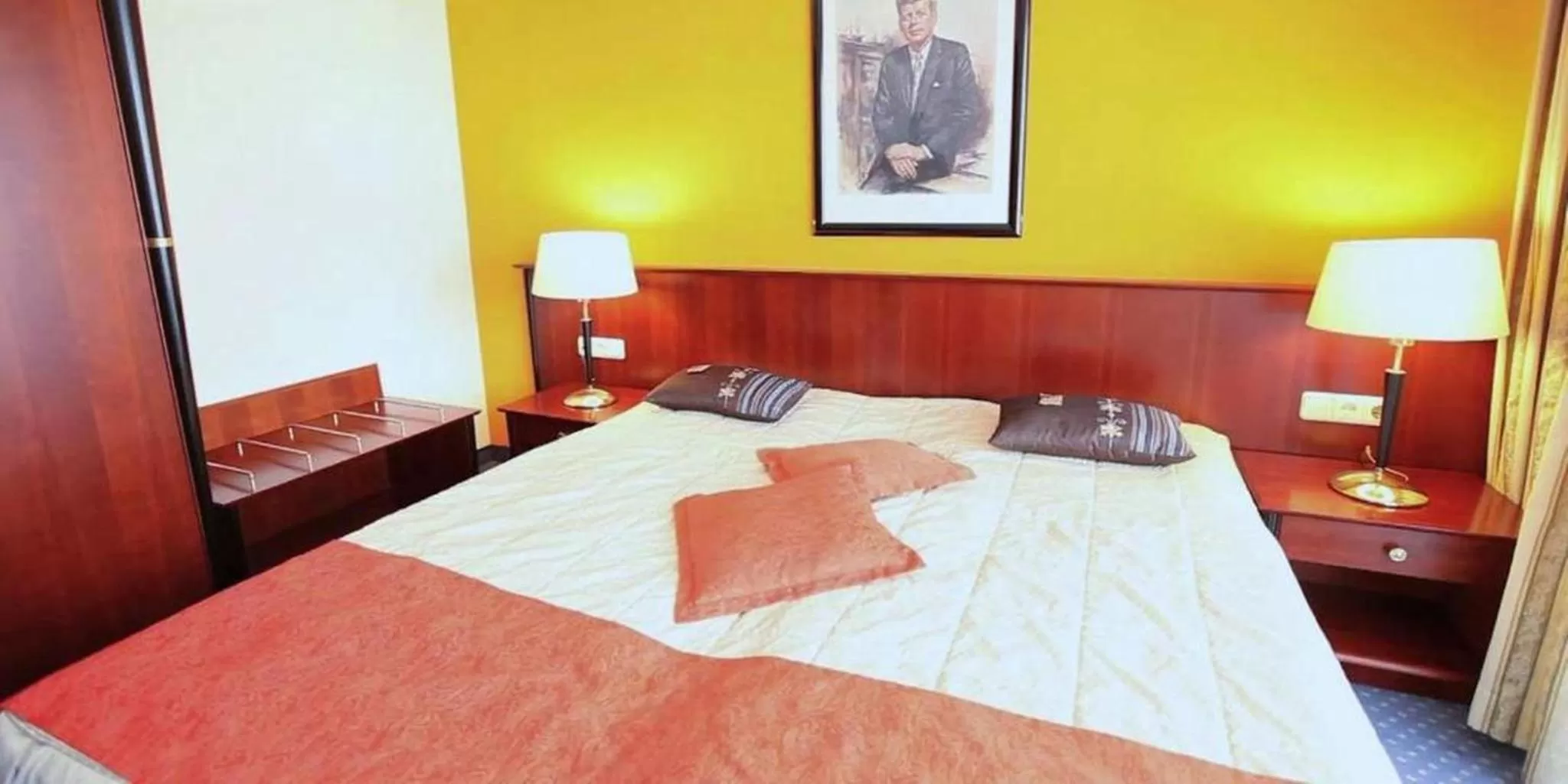 Photo of the whole room, Bed in Superior Hotel Präsident