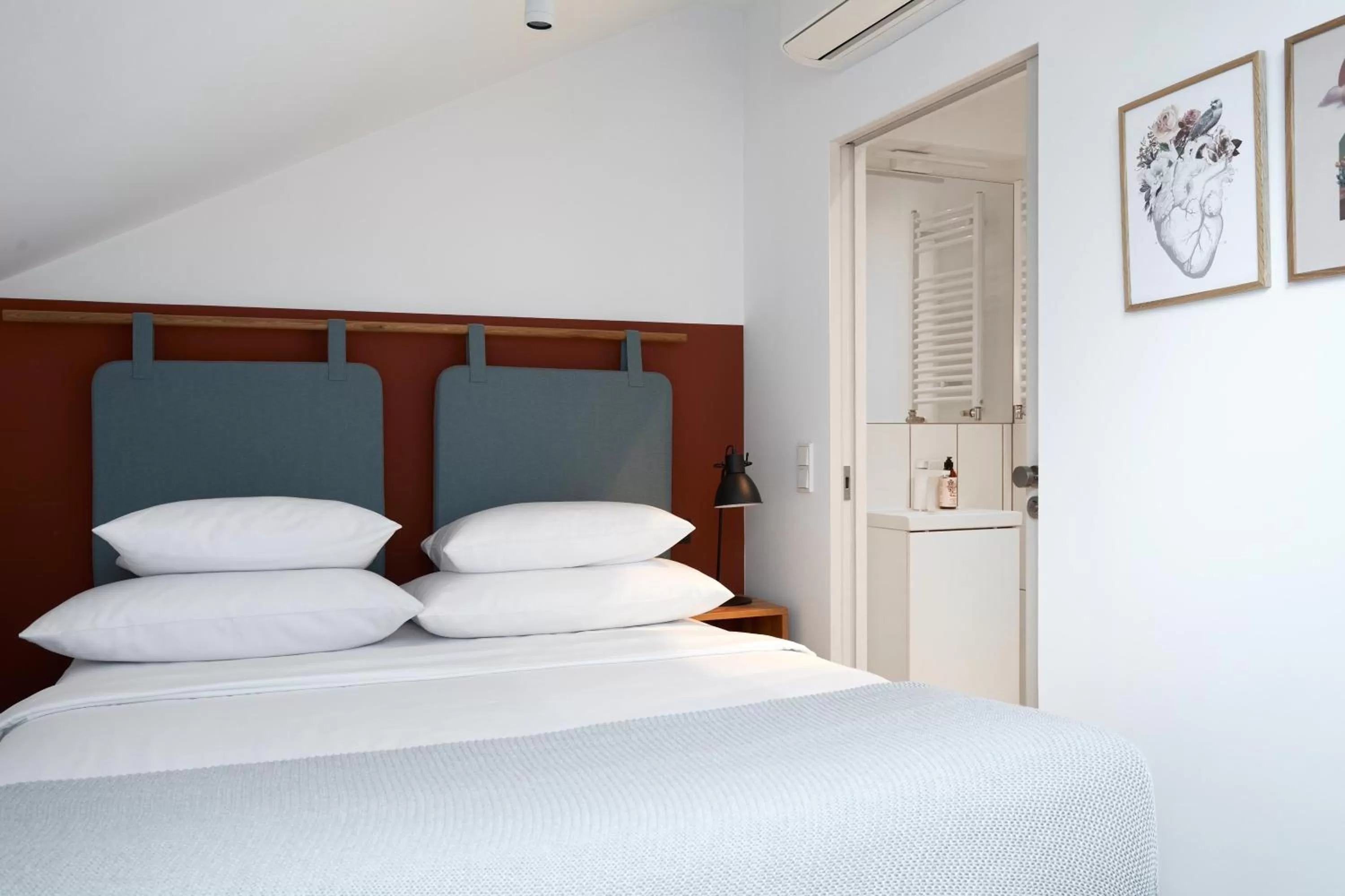 Bed in PLANTONIA Aparthotel