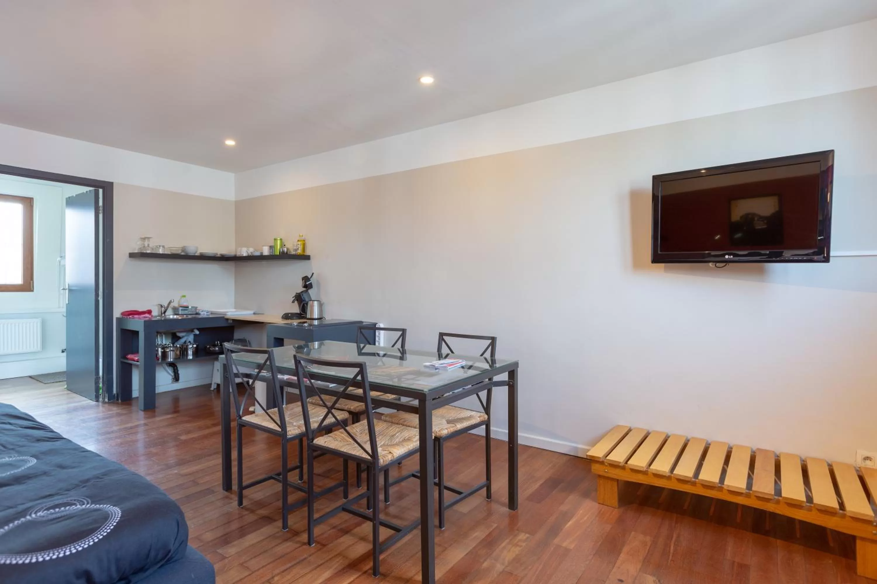 Photo of the whole room, Dining Area in Because the Night city lodge