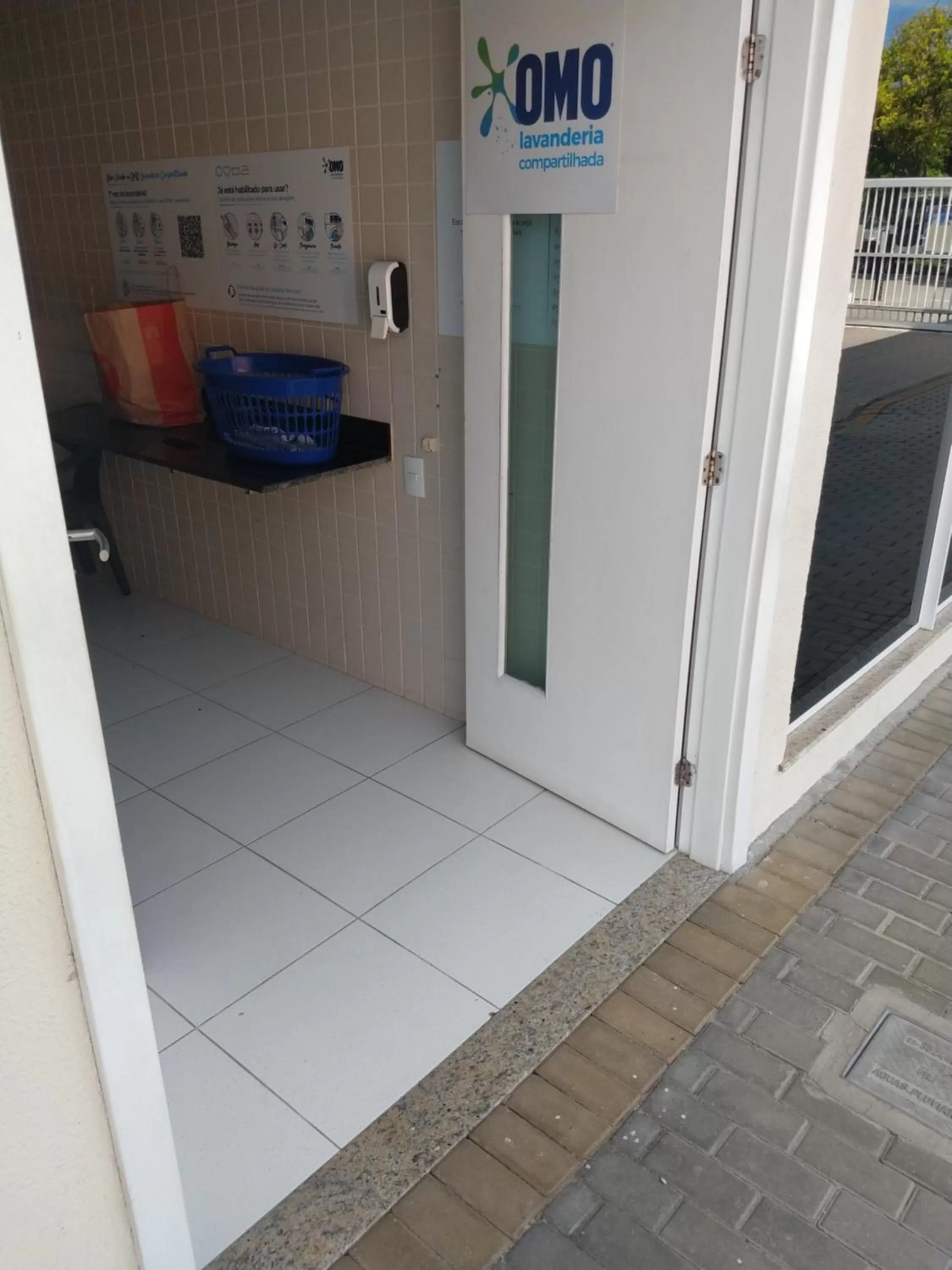 laundry in Apartamento no Golden Lake - pé na areia, agua de côco e cervejinha