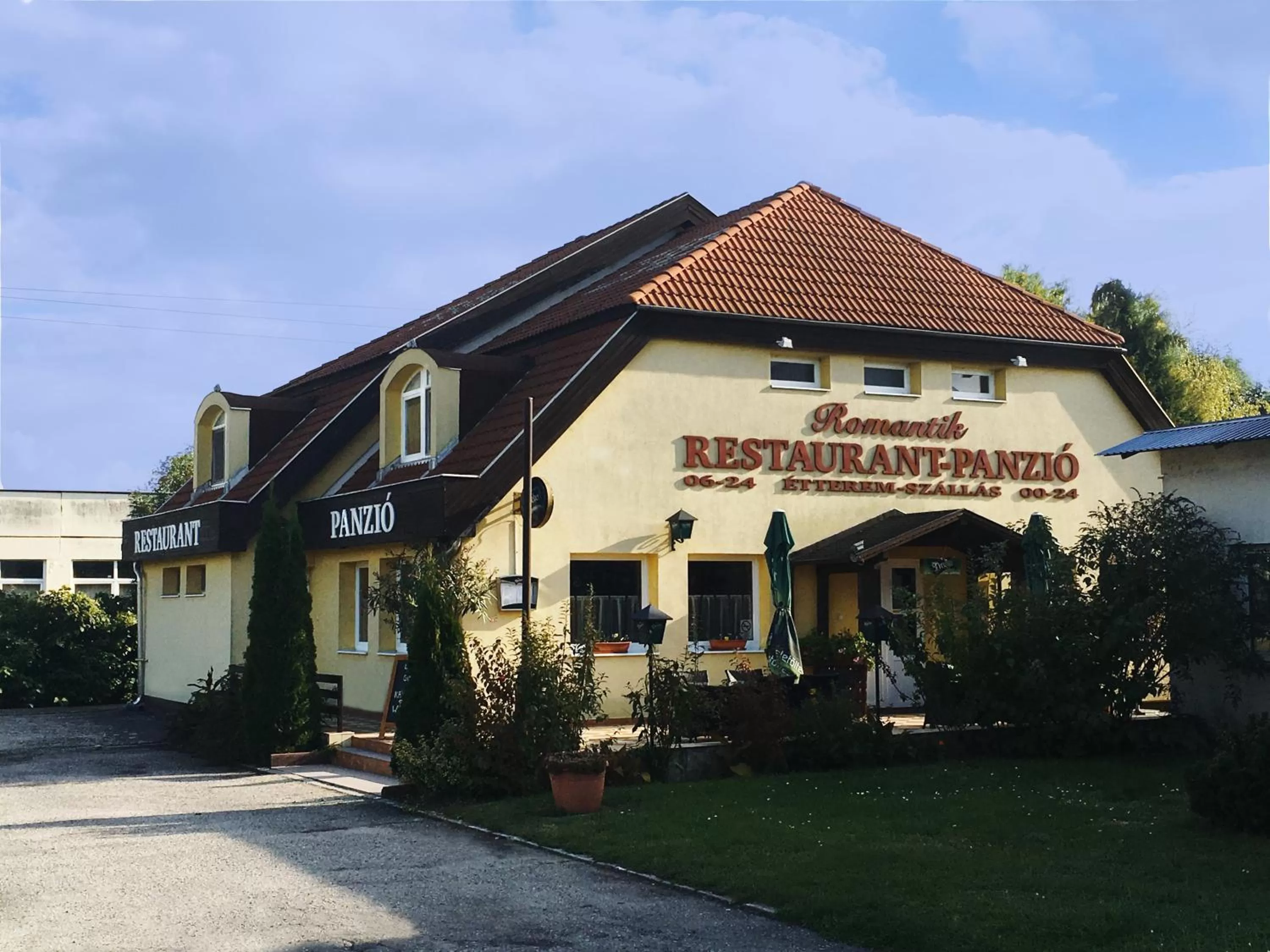 Balcony/Terrace, Property Building in Romantik Étterem - Panzió