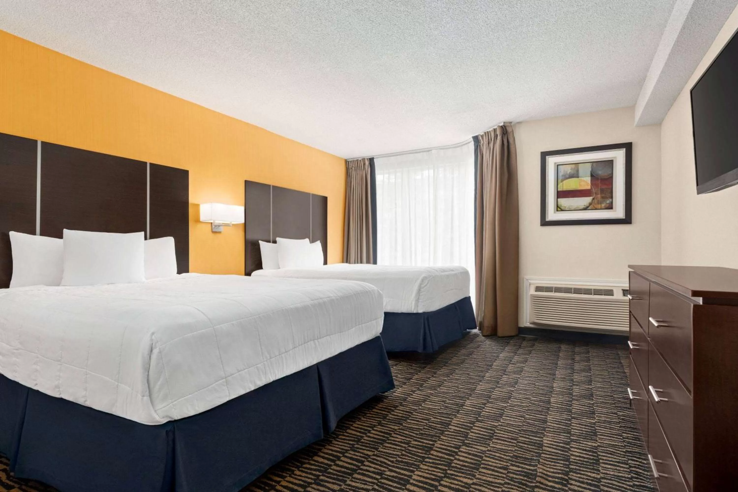 Bed in Ramada Plaza by Wyndham Niagara Falls
