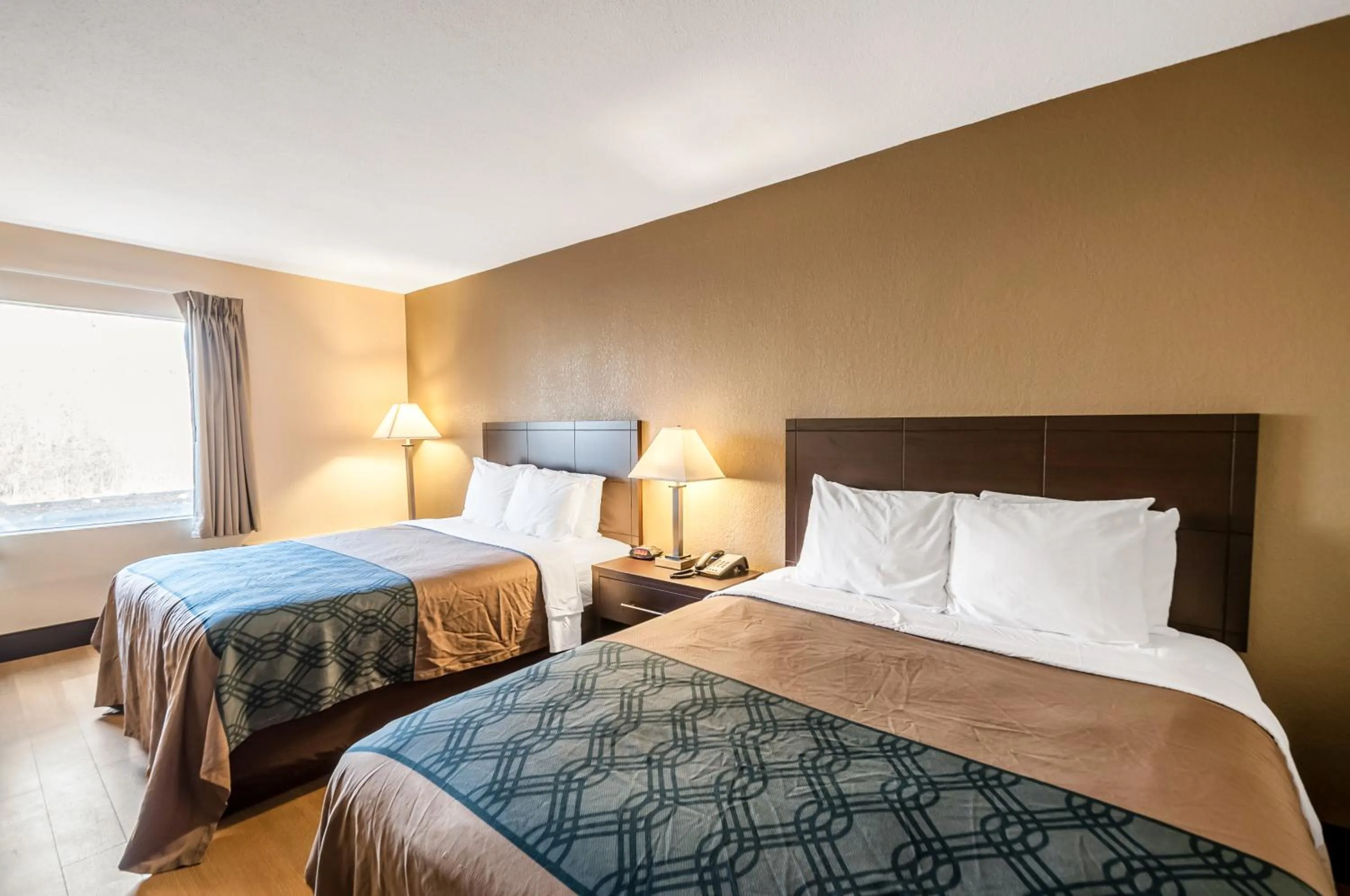 Bed in Econo Lodge Hagerstown