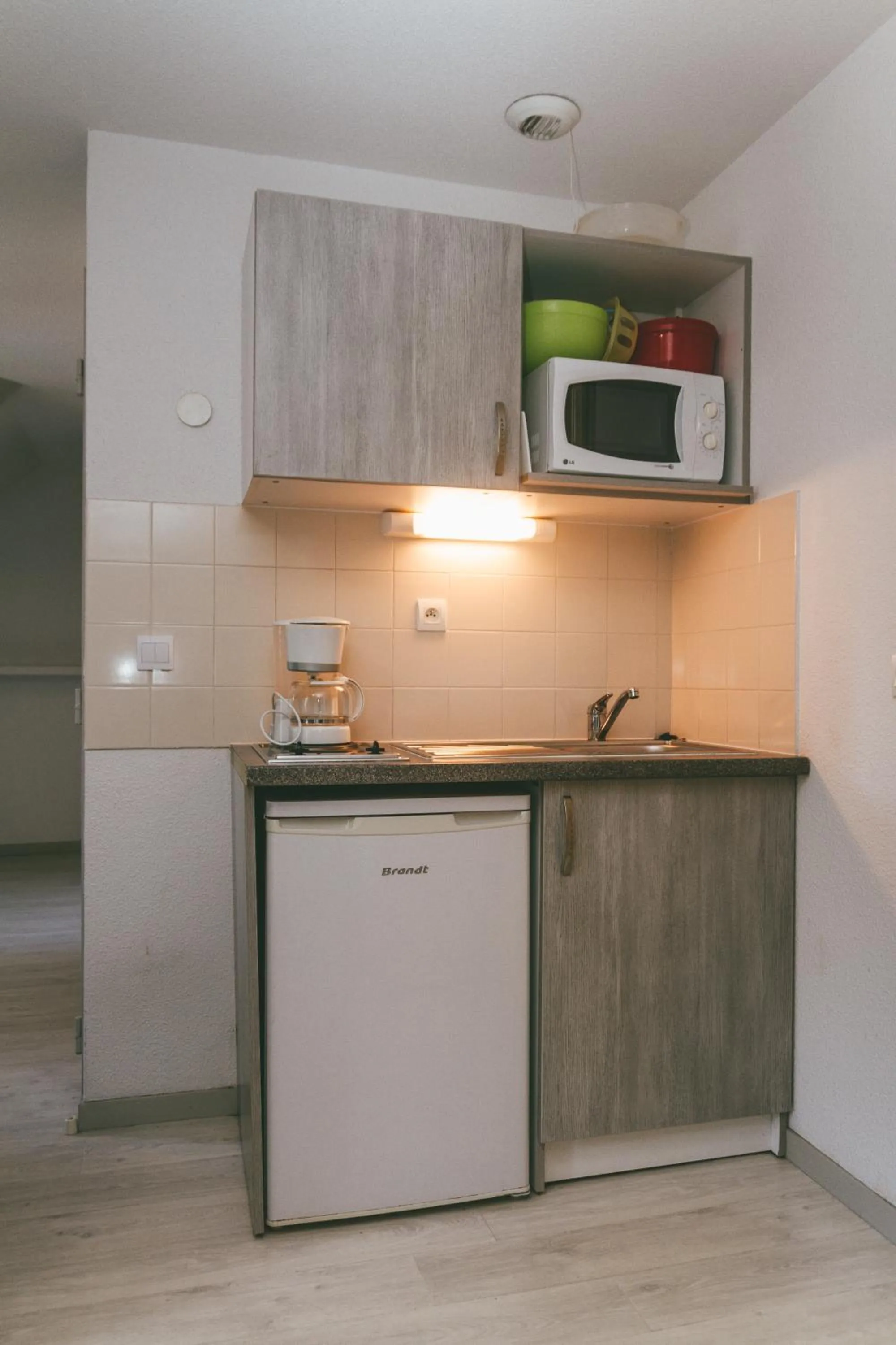 Kitchen or kitchenette in Terres de France - Appart'Hotel le Splendid