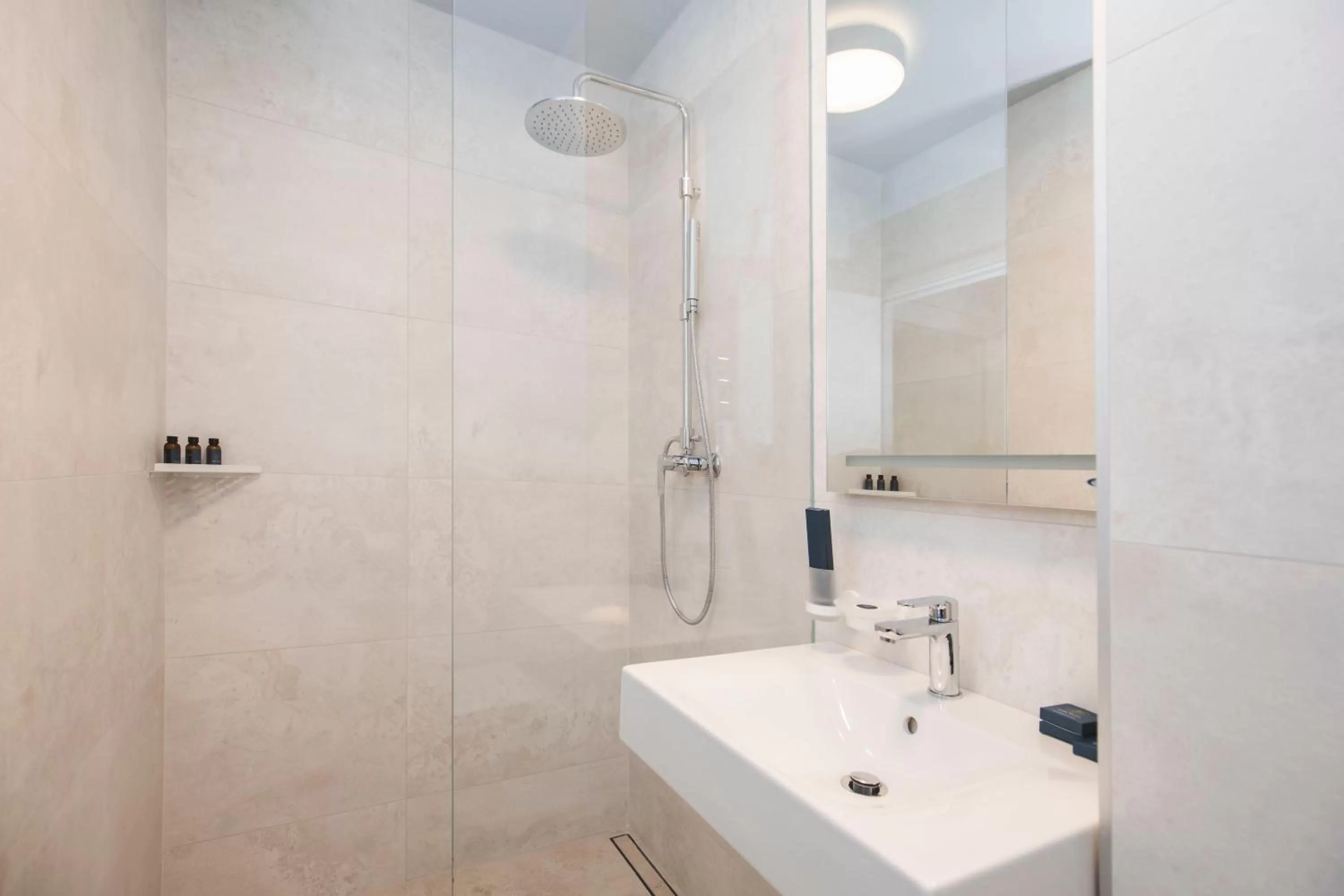 Shower, Bathroom in Roze Park Rooms