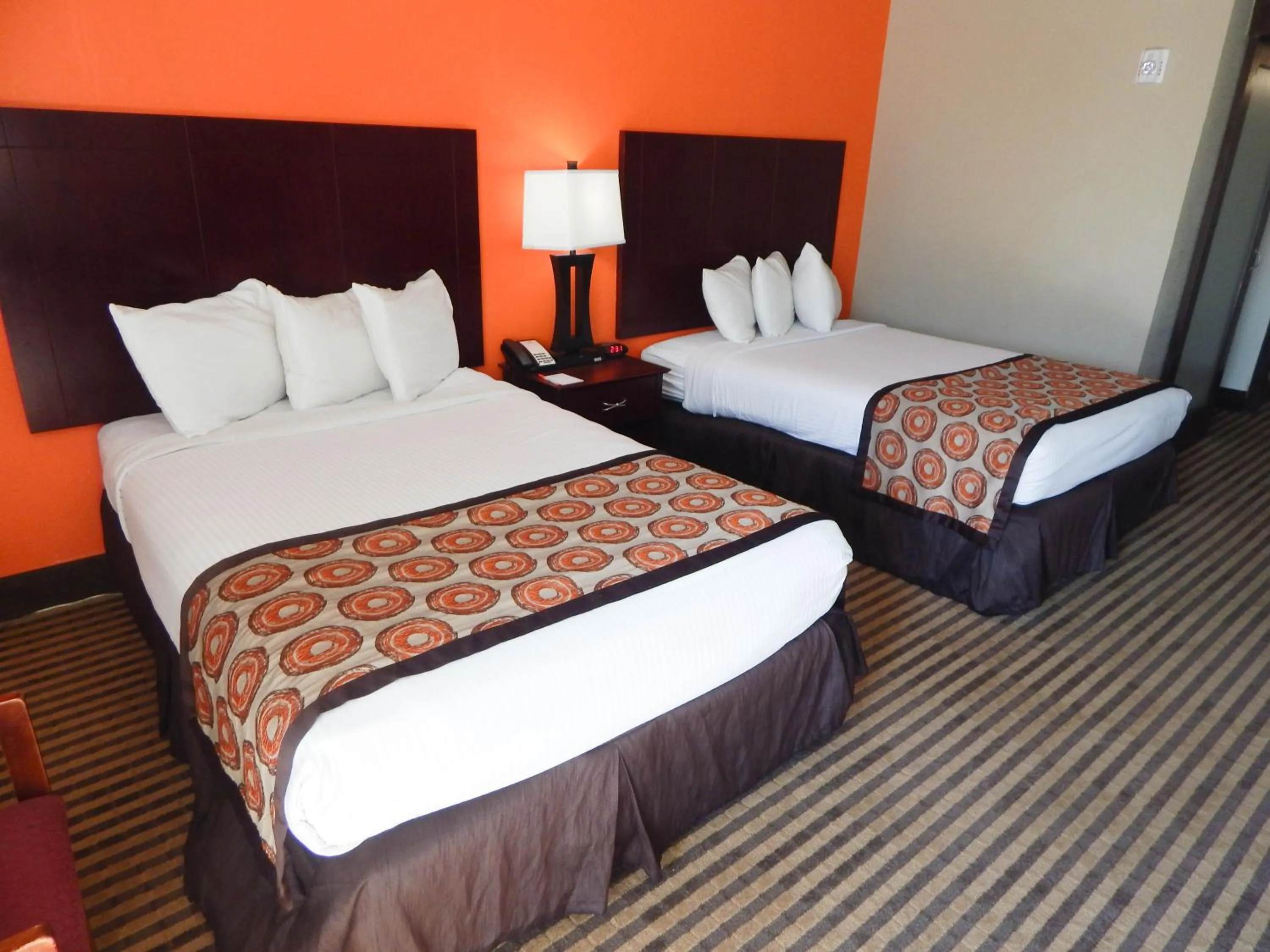 Bed in Howard Johnson by Wyndham Arlington Ballpark / Six Flags