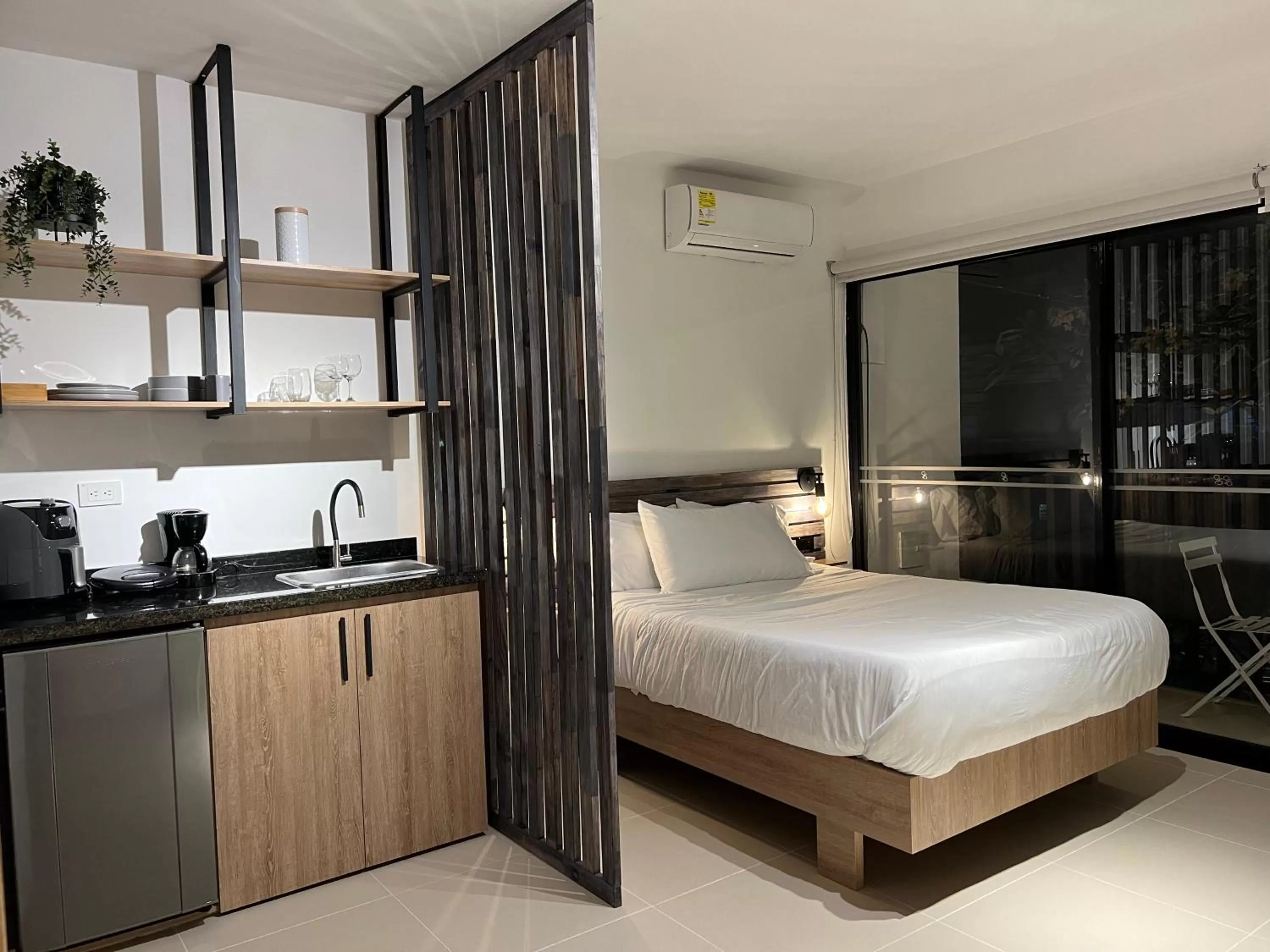 Kitchen or kitchenette, Bed in HOTEL 9.5 SAN FERNANDO