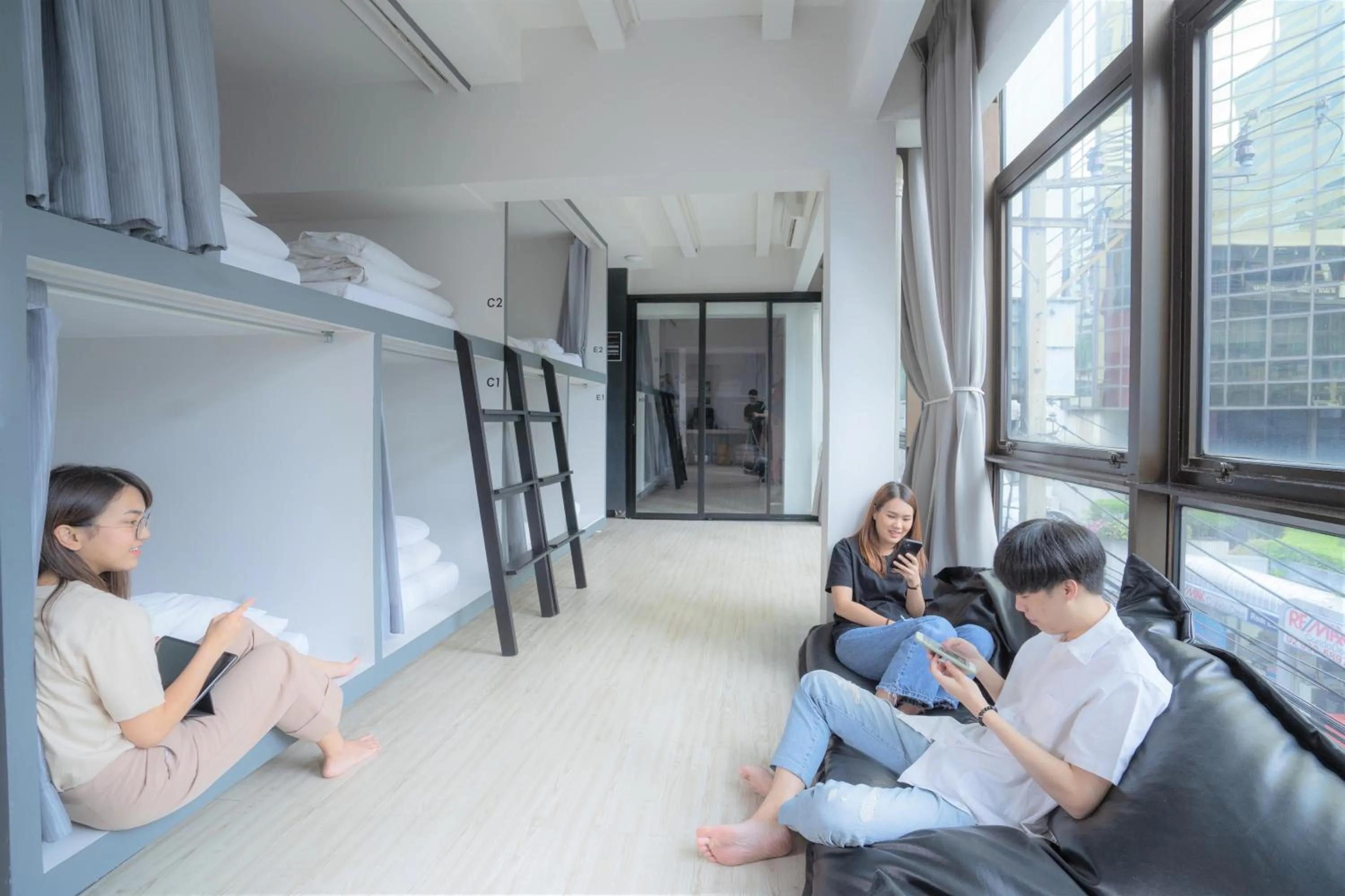 group of guests in 3Howw Hostel @ Sukhumvit 21