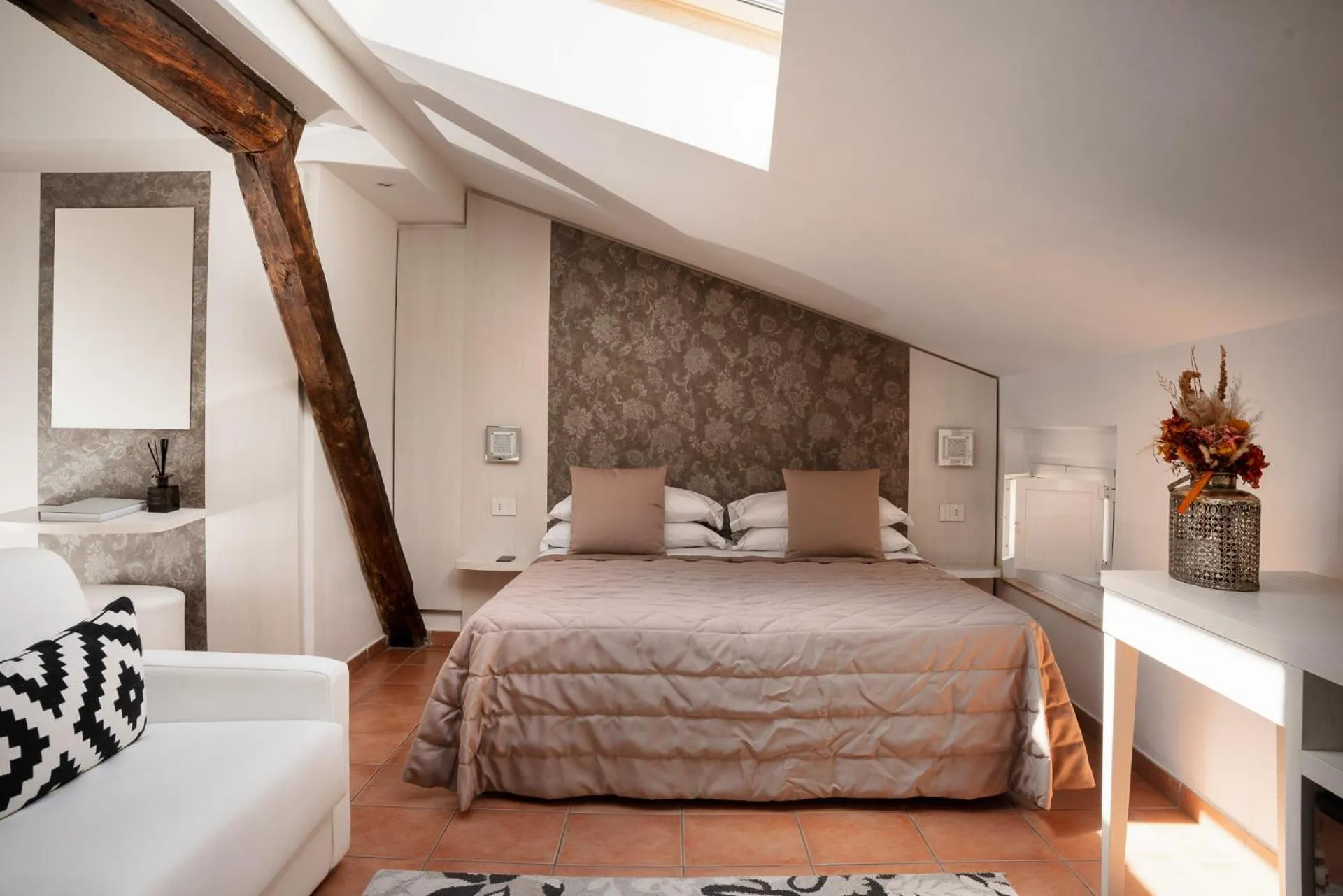 Photo of the whole room, Bed in Albergo Rossini 1936 Small & Charming