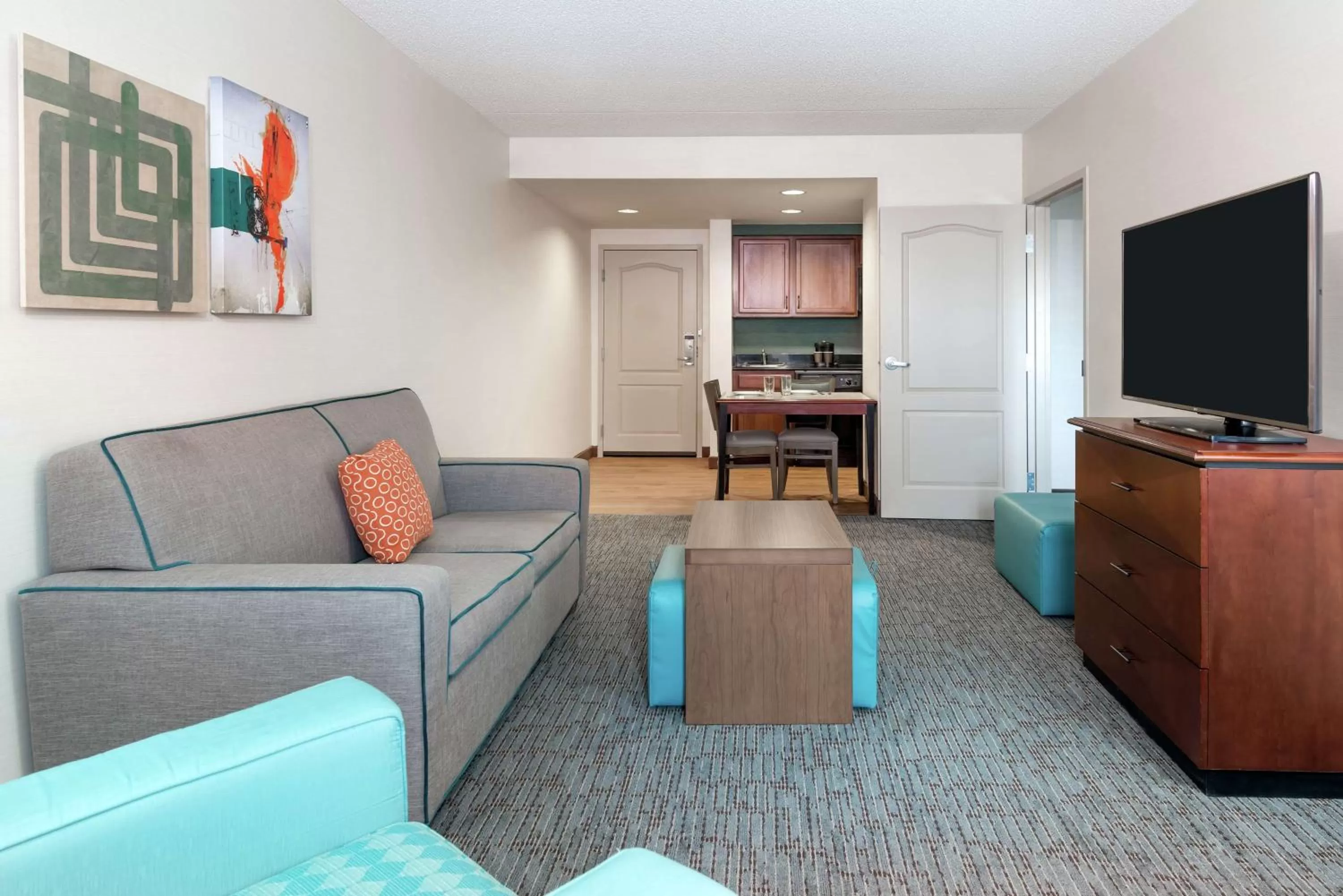 Living room in Homewood Suites by Hilton Cleveland-Beachwood