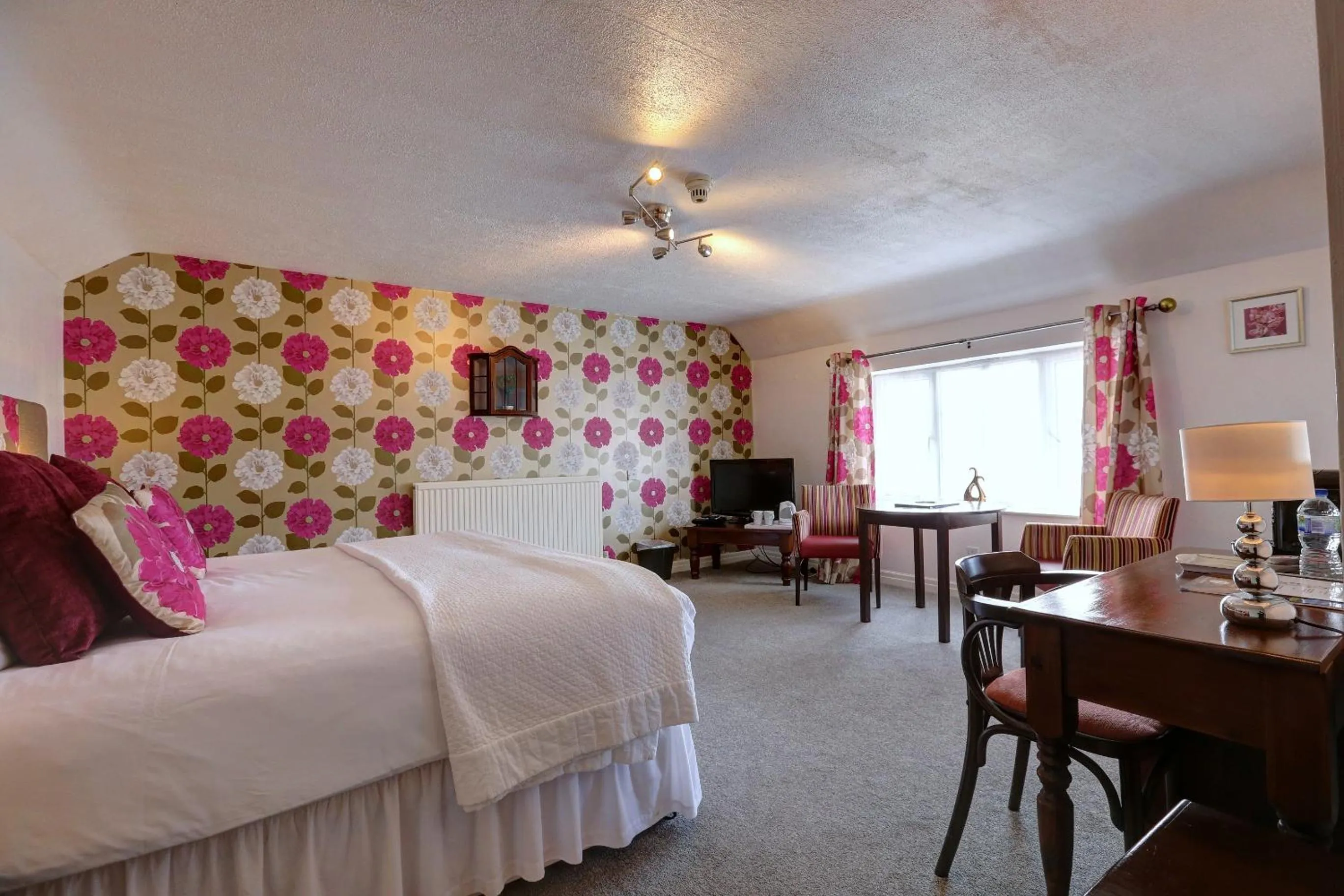 Photo of the whole room, Bed in Manor Court Hotel