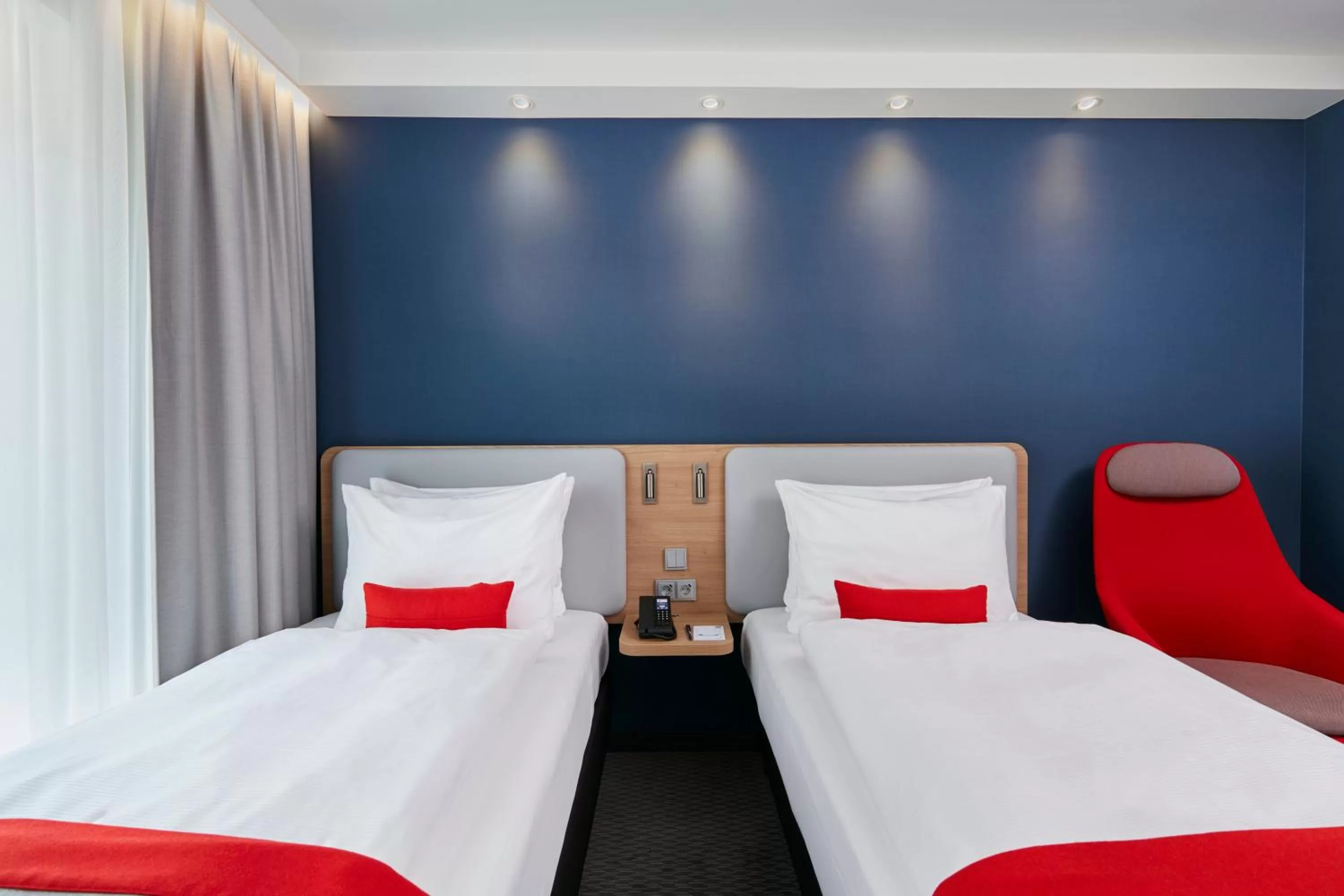 Photo of the whole room, Bed in Holiday Inn Express - Berlin - Alexanderplatz by IHG
