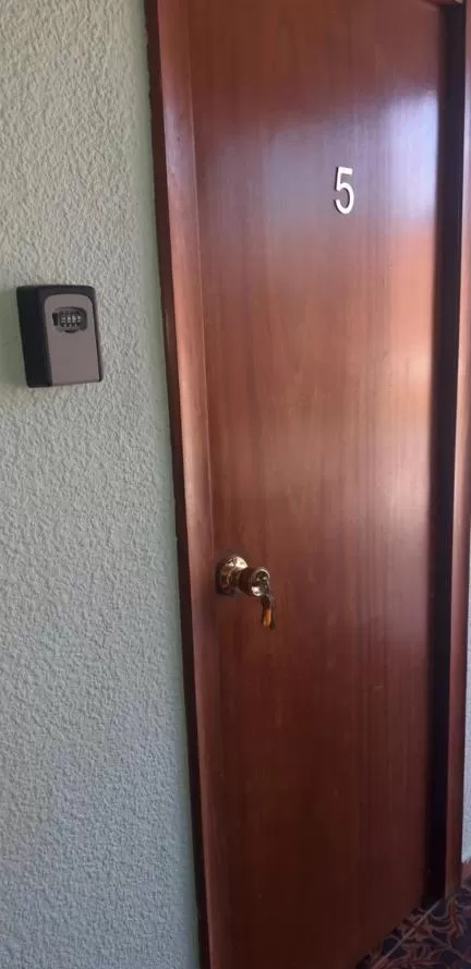 Pensión Benavente AP-7 3min coche Playa 5 min Self check-in 24h