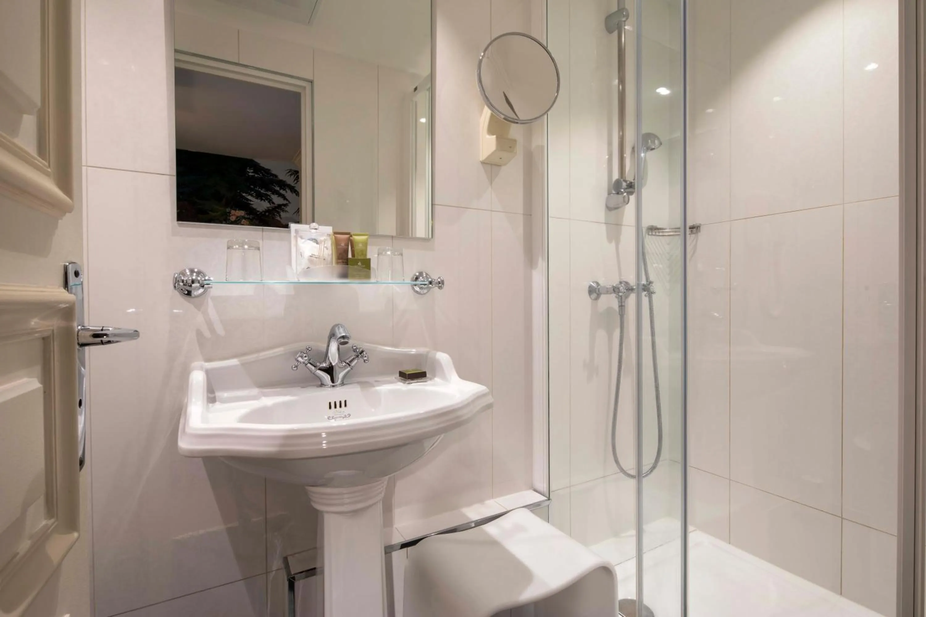 Bathroom in Hotel & Spa Saint-Jacques