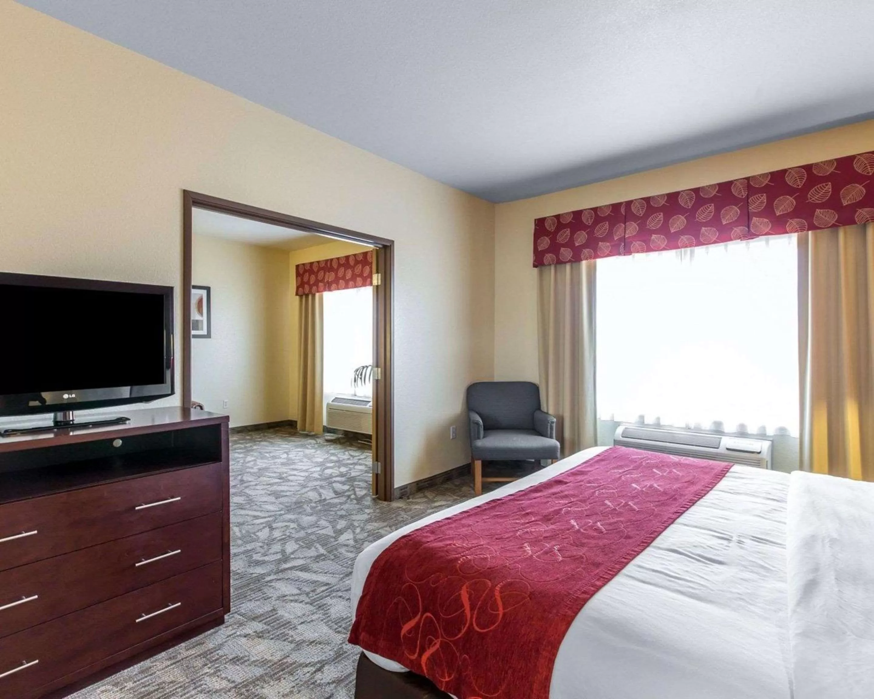 Photo of the whole room, Bed in Comfort Suites Palm Desert I-10