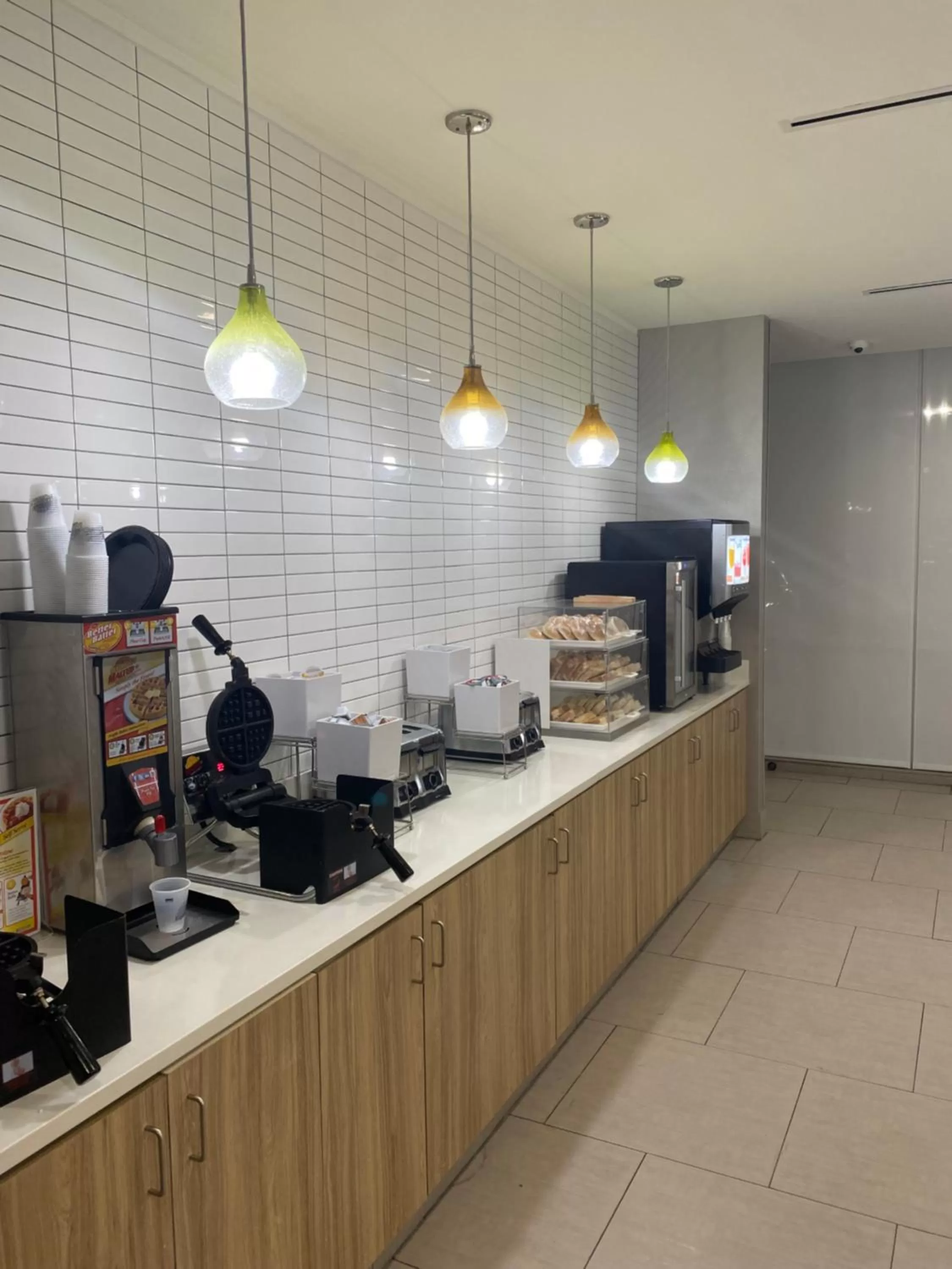 Buffet breakfast in La Quinta Inn & Suites by Wyndham Lake City