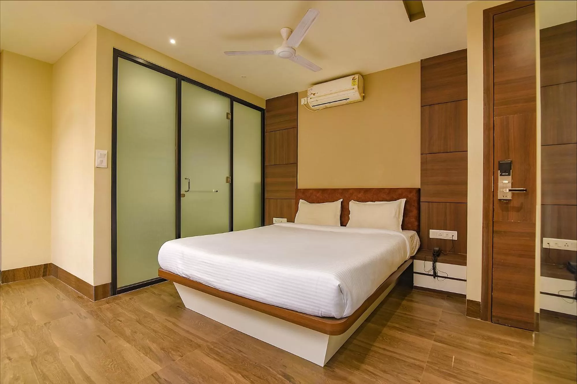 Bed in FabHotel Eros 282 - Nr Sreebhumi