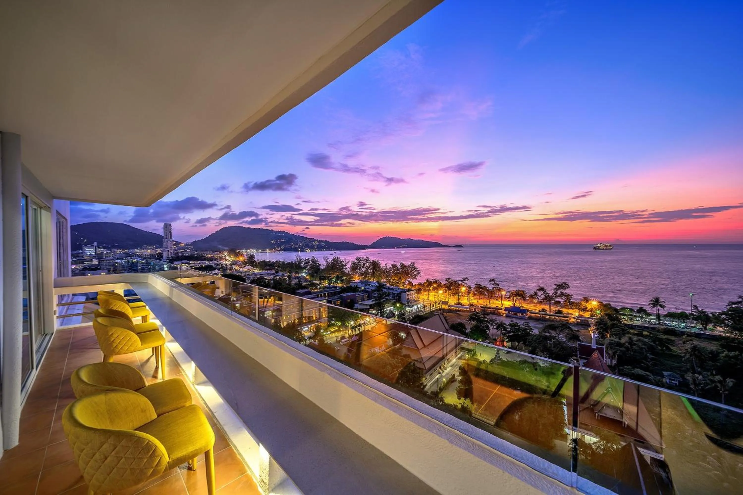 Lounge or bar in Andaman Beach Suites Hotel, Patong Phuket