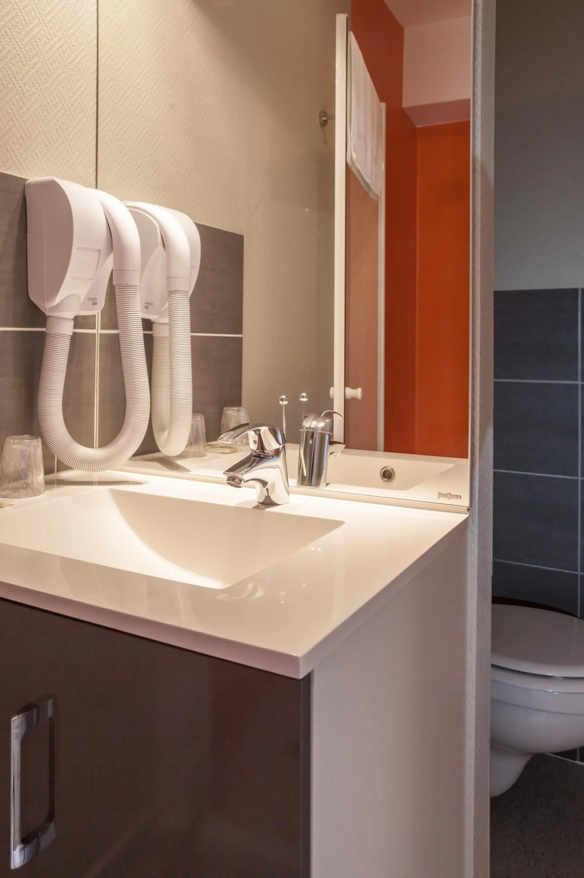 Bathroom in Logis Hôtel Les Voyageurs