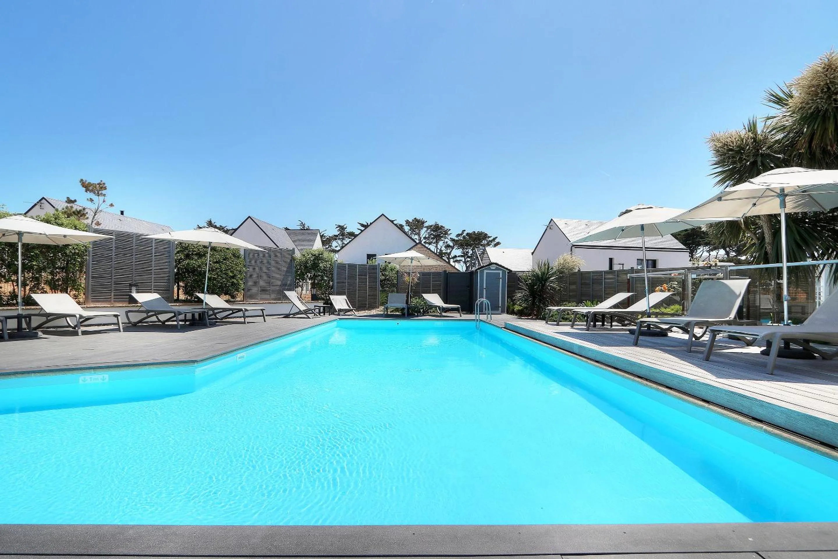 Pool view in Best Western Hôtel Le Bellevue Quiberon