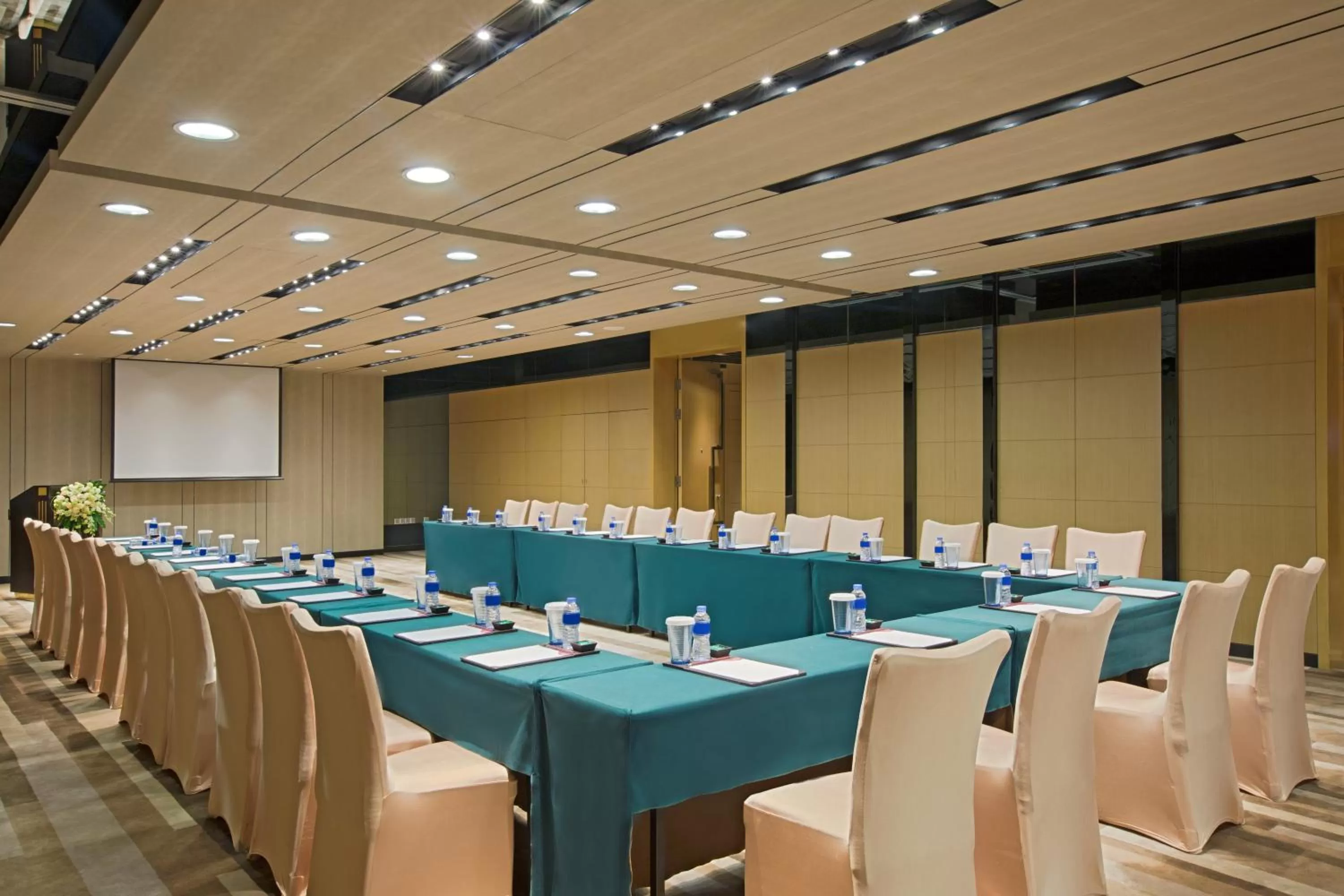 Meeting/conference room in Crowne Plaza Guangzhou Huadu by IHG - Free Shuttle bus between hotel to Exhibition Center During Canton Fair