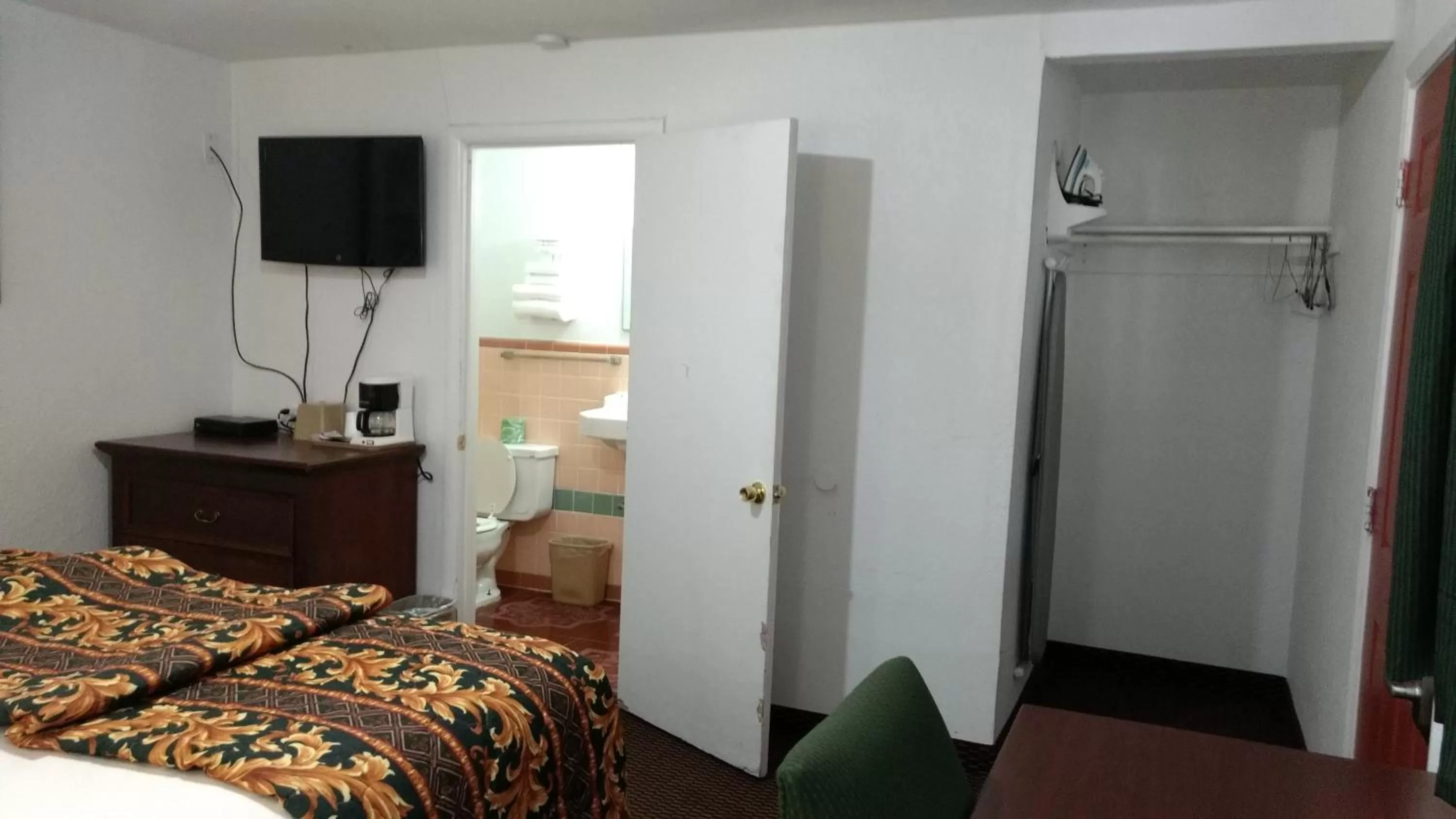 Bed in Budget Inn Hamilton