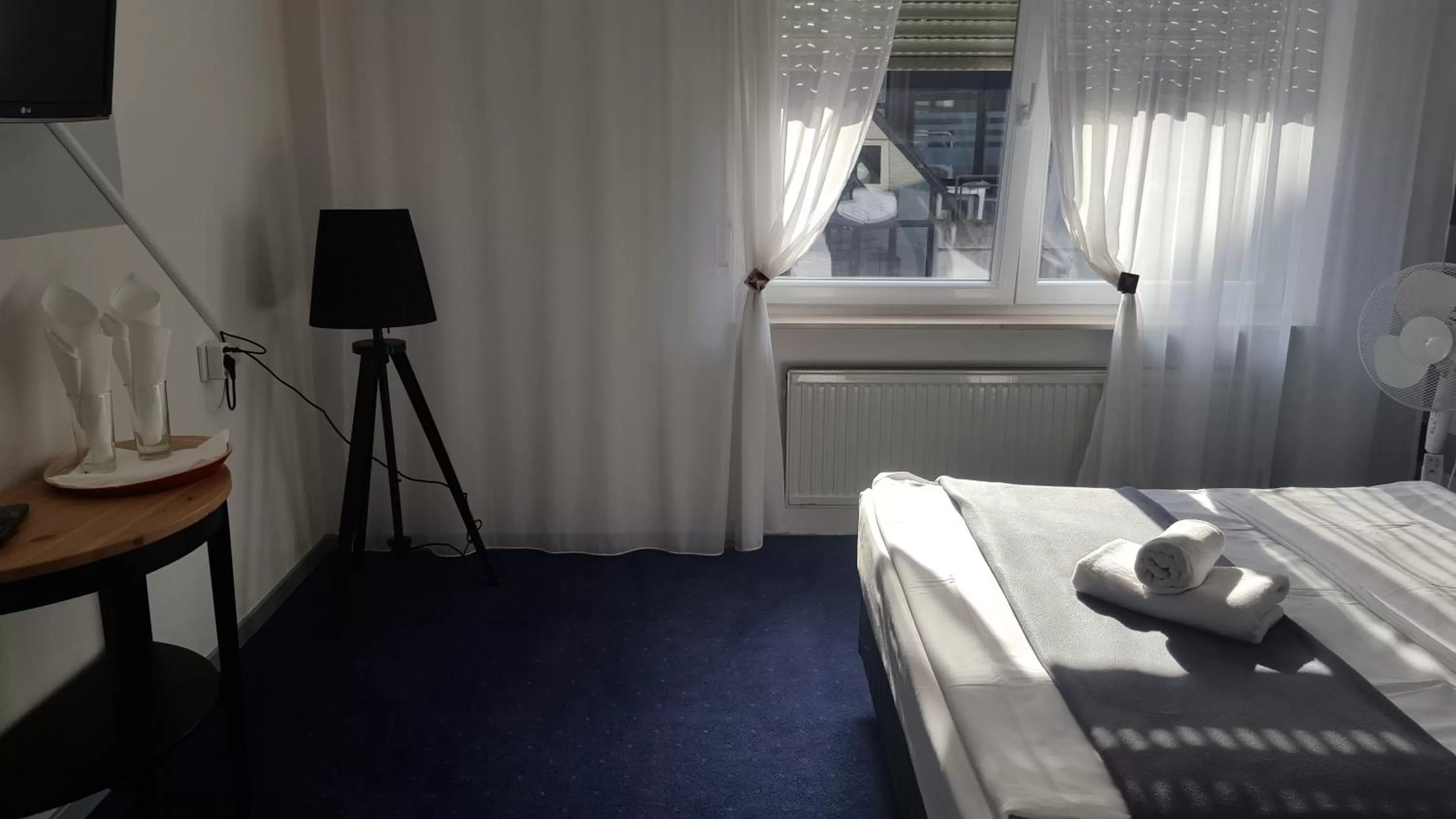 Photo of the whole room, Bed in Hotel Royal Hanau