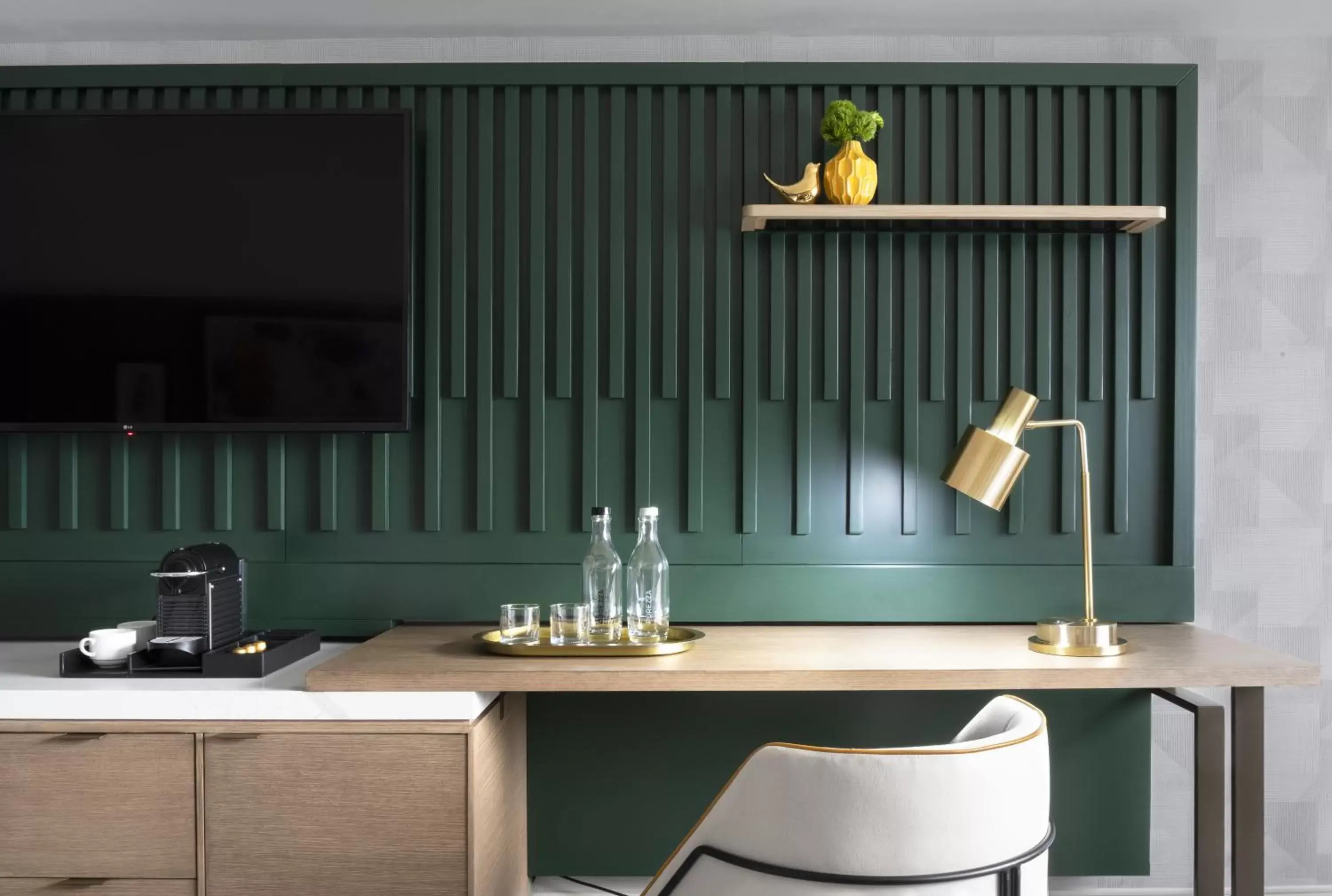 Grand King Room with Roll In Shower - Mobility Accessible in voco Chicago Downtown - Riverwalk by IHG Grand King Room with Roll In Shower - Mobility Accessible in voco Chicago Downtown - Riverwalk by IHG