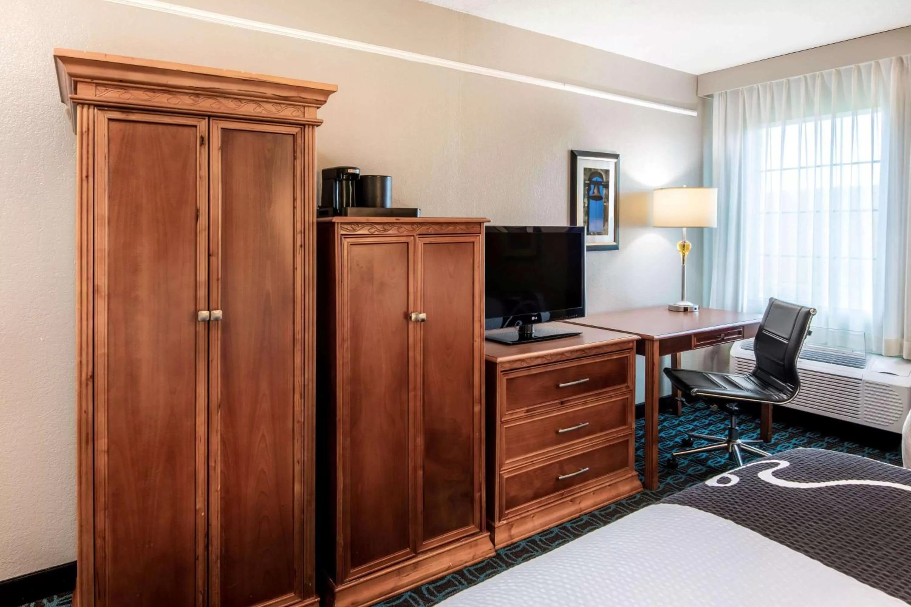 Photo of the whole room in La Quinta Inn by Wyndham San Antonio Brooks City Base