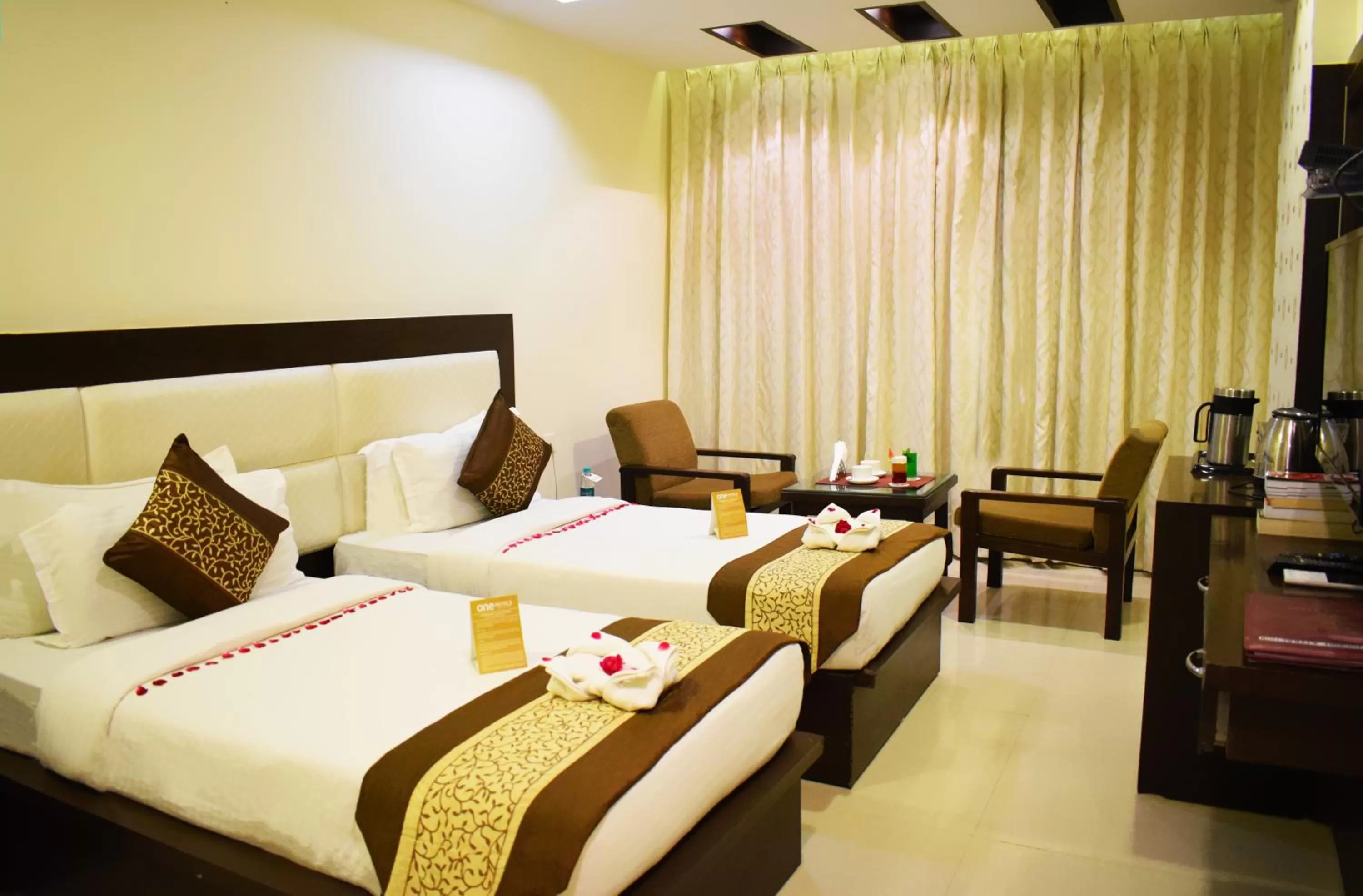 Bed in Hotel Green View - Behind Pramarth Niketan