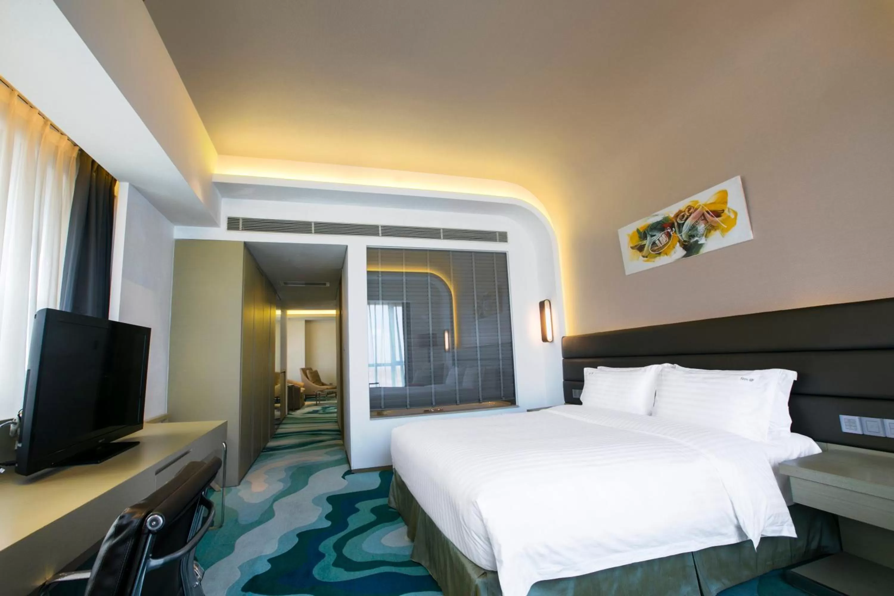 Photo of the whole room, Bed in Holiday Inn Shanghai Songjiang by IHG - Miaoqian Street