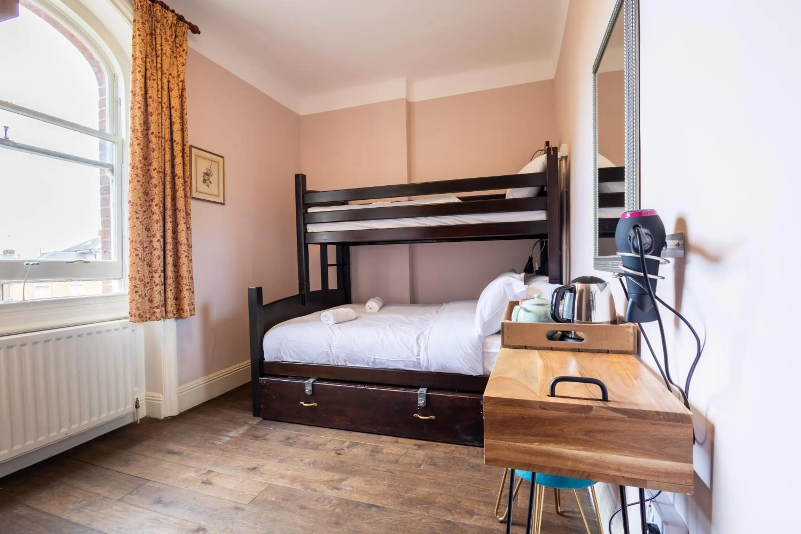 Bedroom, Bed in Palmers Lodge Swiss Cottage