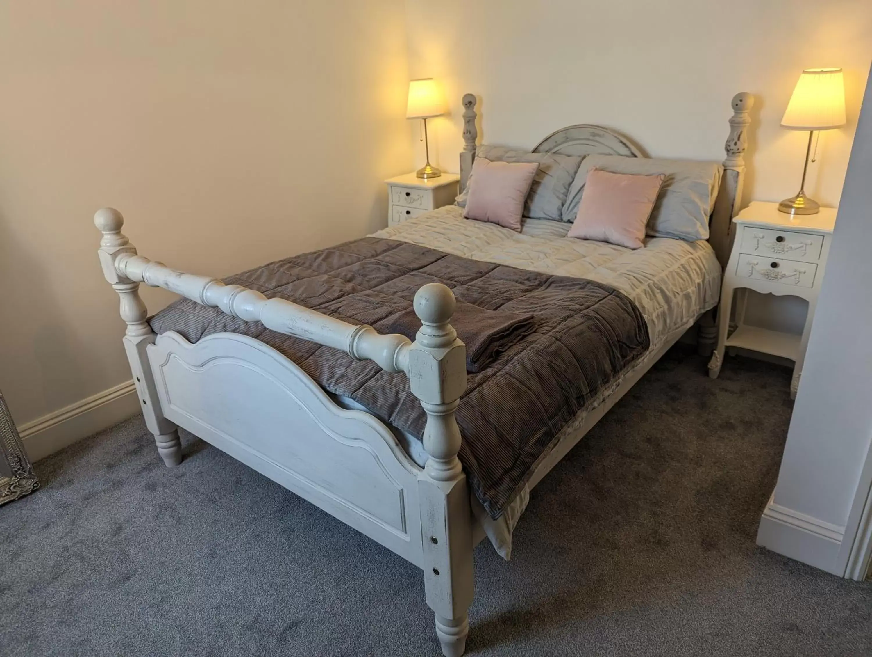 Room 4 Double Room with Shared Bathroom in Cosy Bee Room 4 Double Room with Shared Bathroom in Cosy Bee