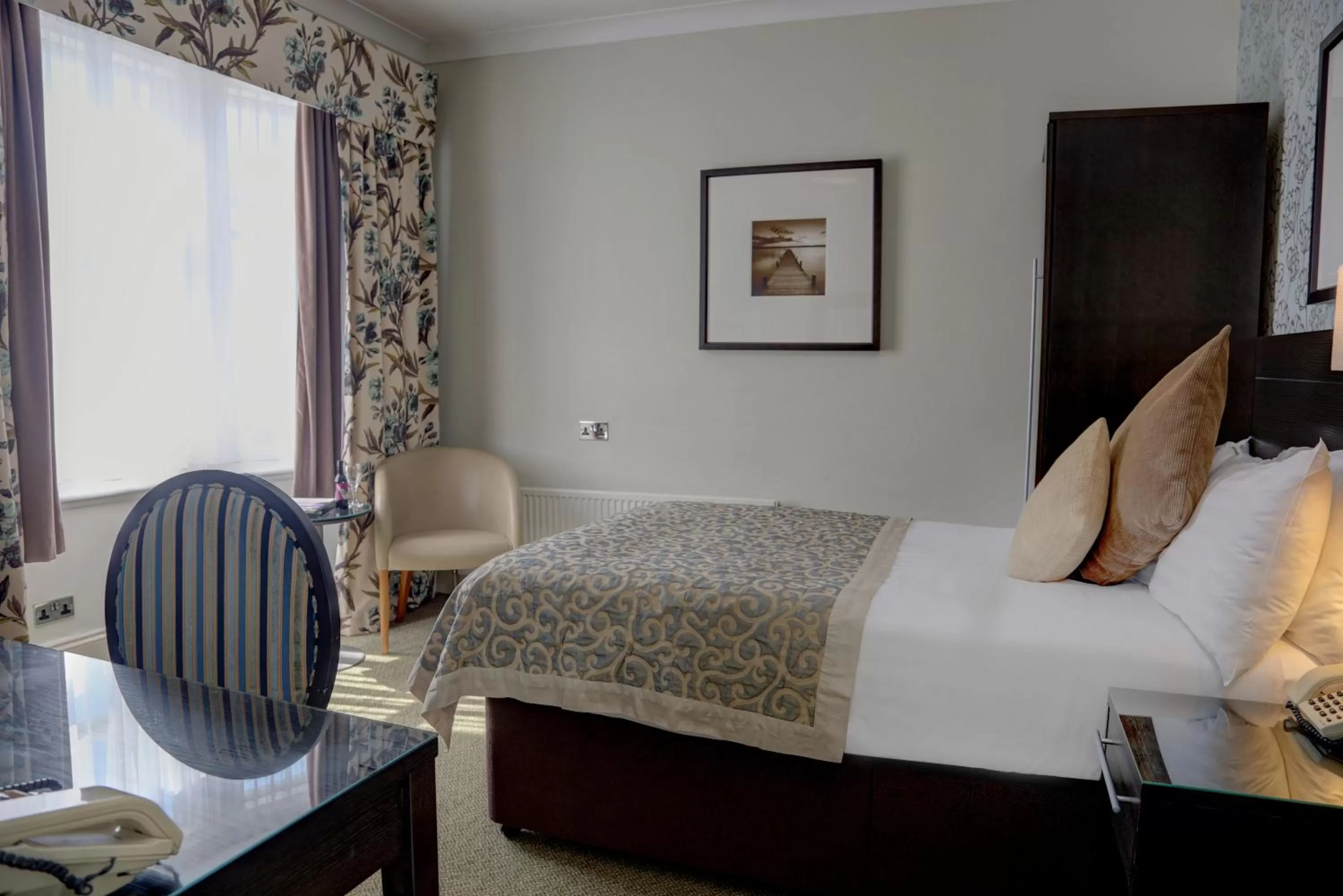 Photo of the whole room in Norfolk Royale Hotel