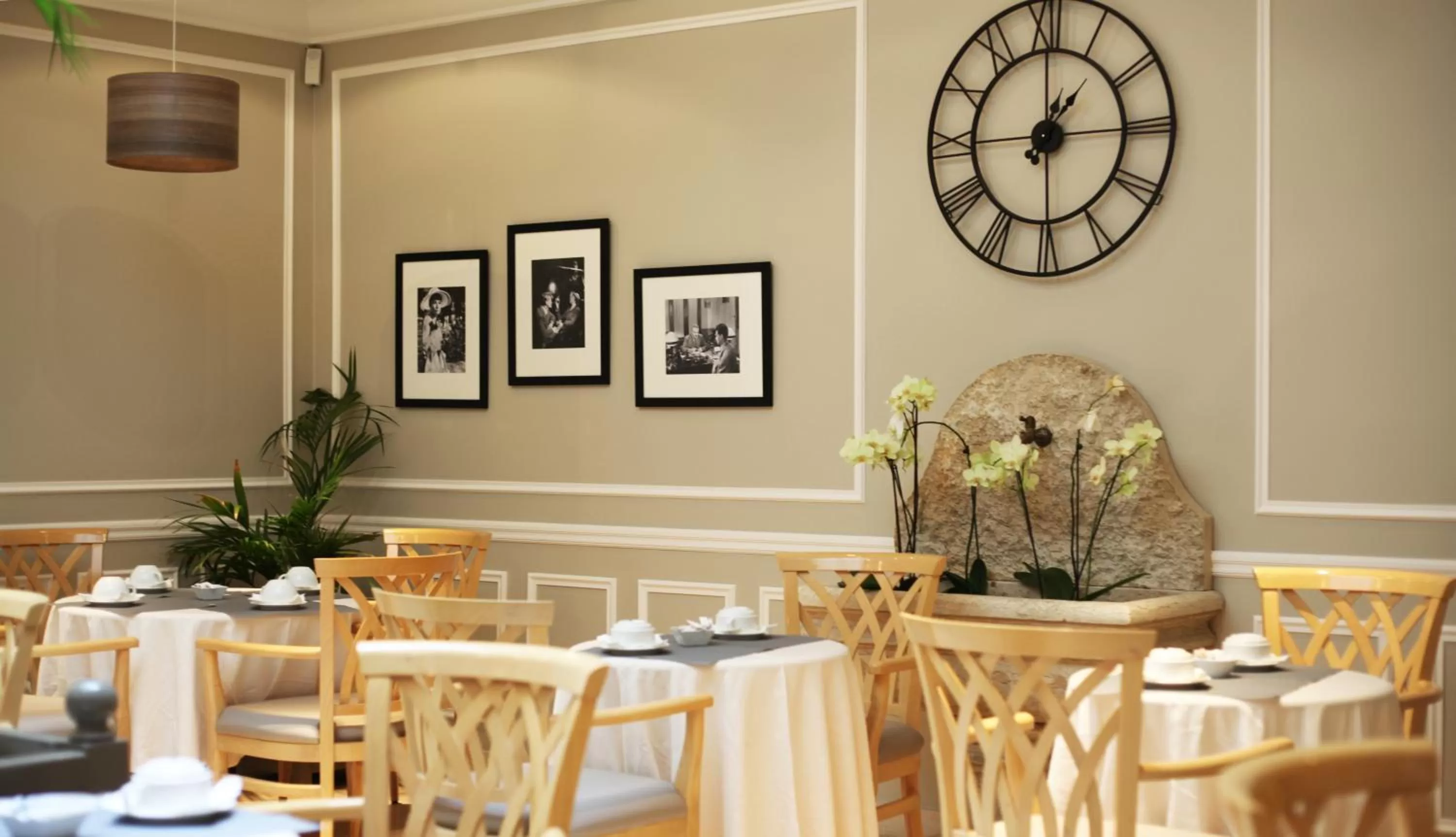 Restaurant/places to eat in Hôtel Central Saint Germain