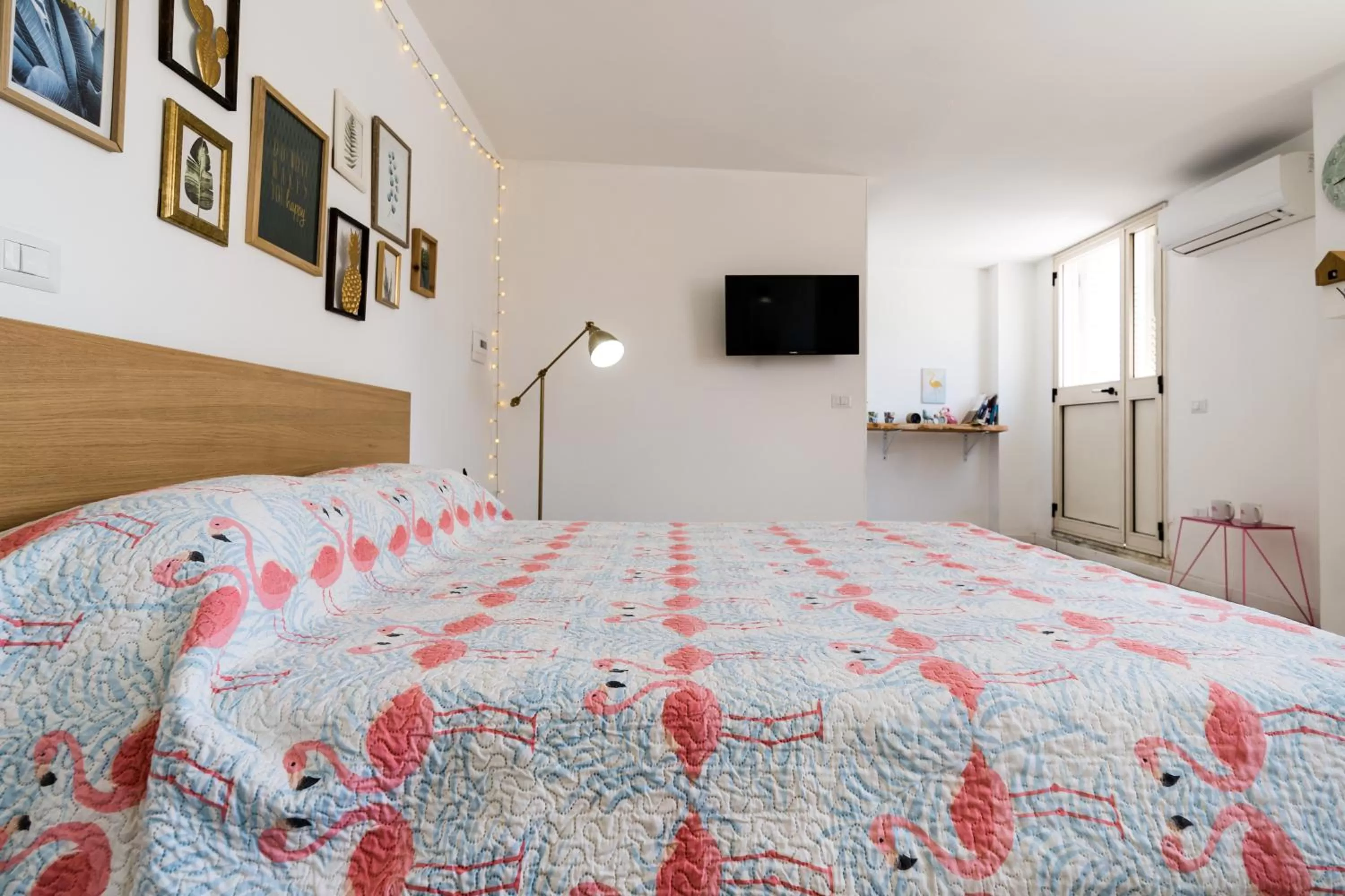 Photo of the whole room, Bed in Flamingo B&B