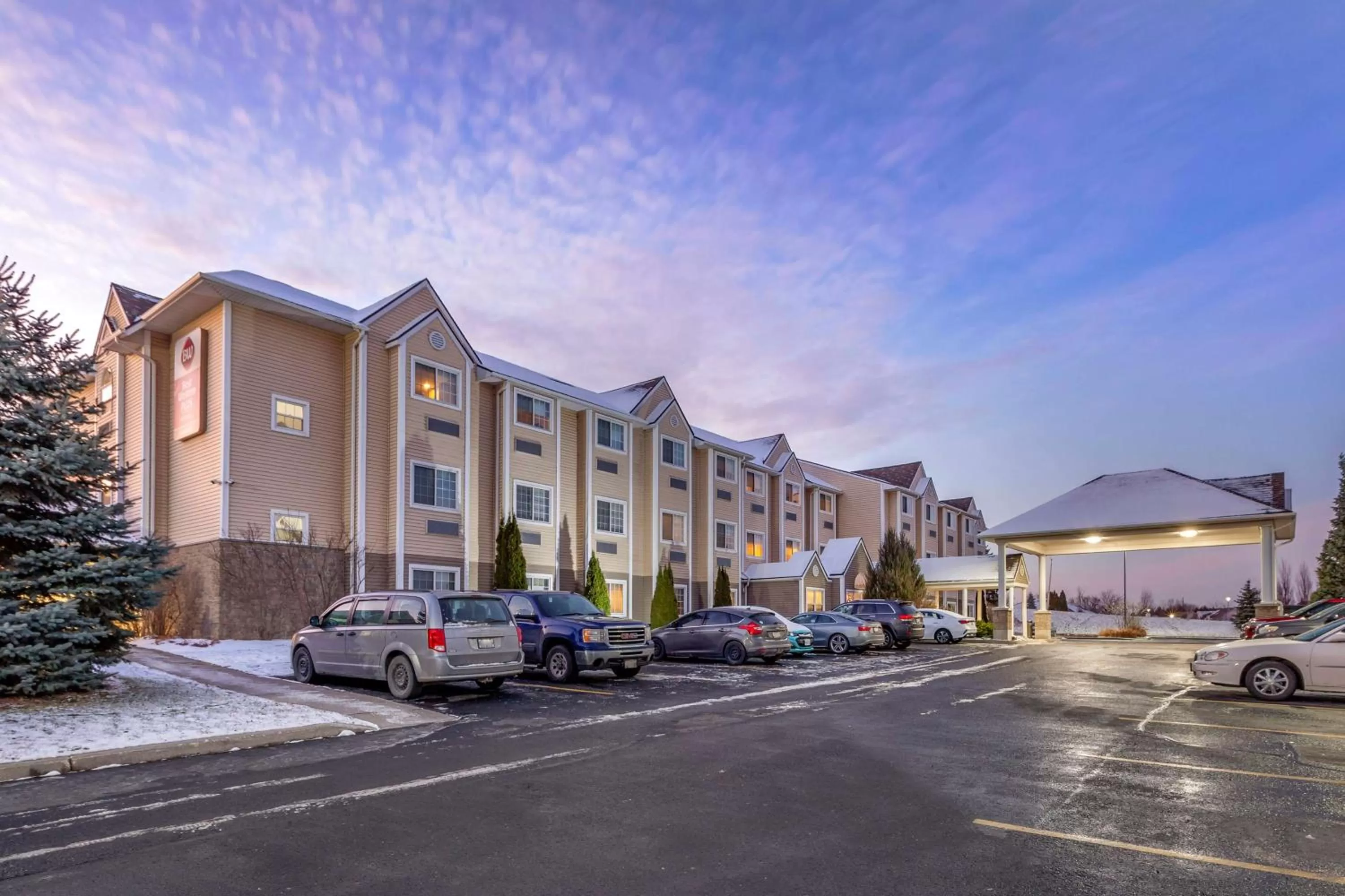 Property building in Best Western Plus Woodstock Inn & Suites
