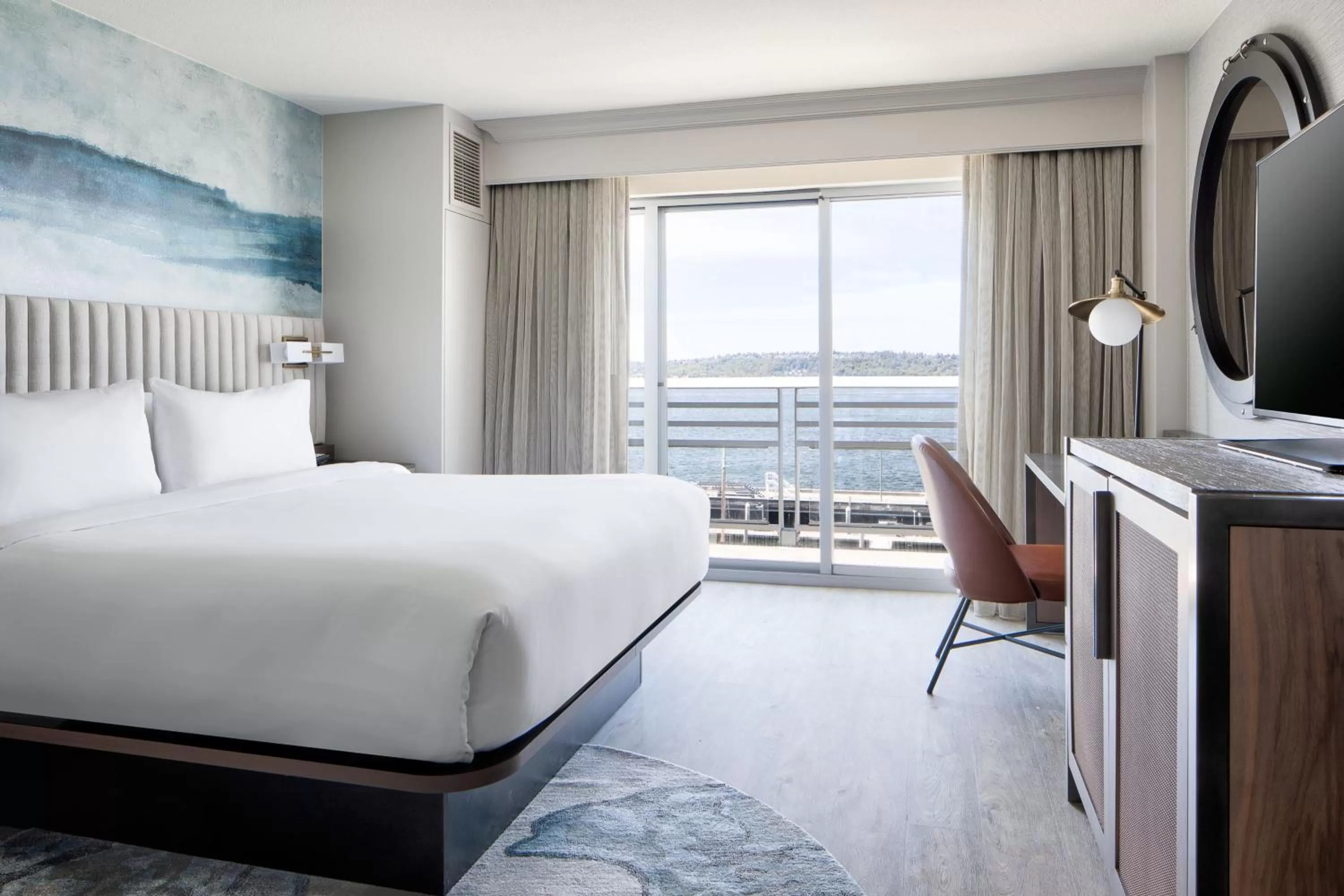 Photo of the whole room, Bed in Seattle Marriott Waterfront