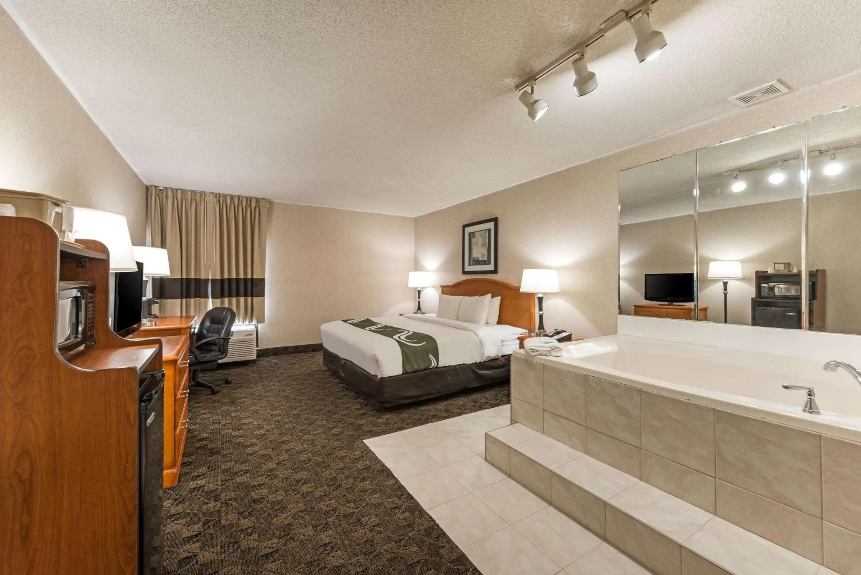 Photo of the whole room, Bed in Quality Inn & Suites Portage Central