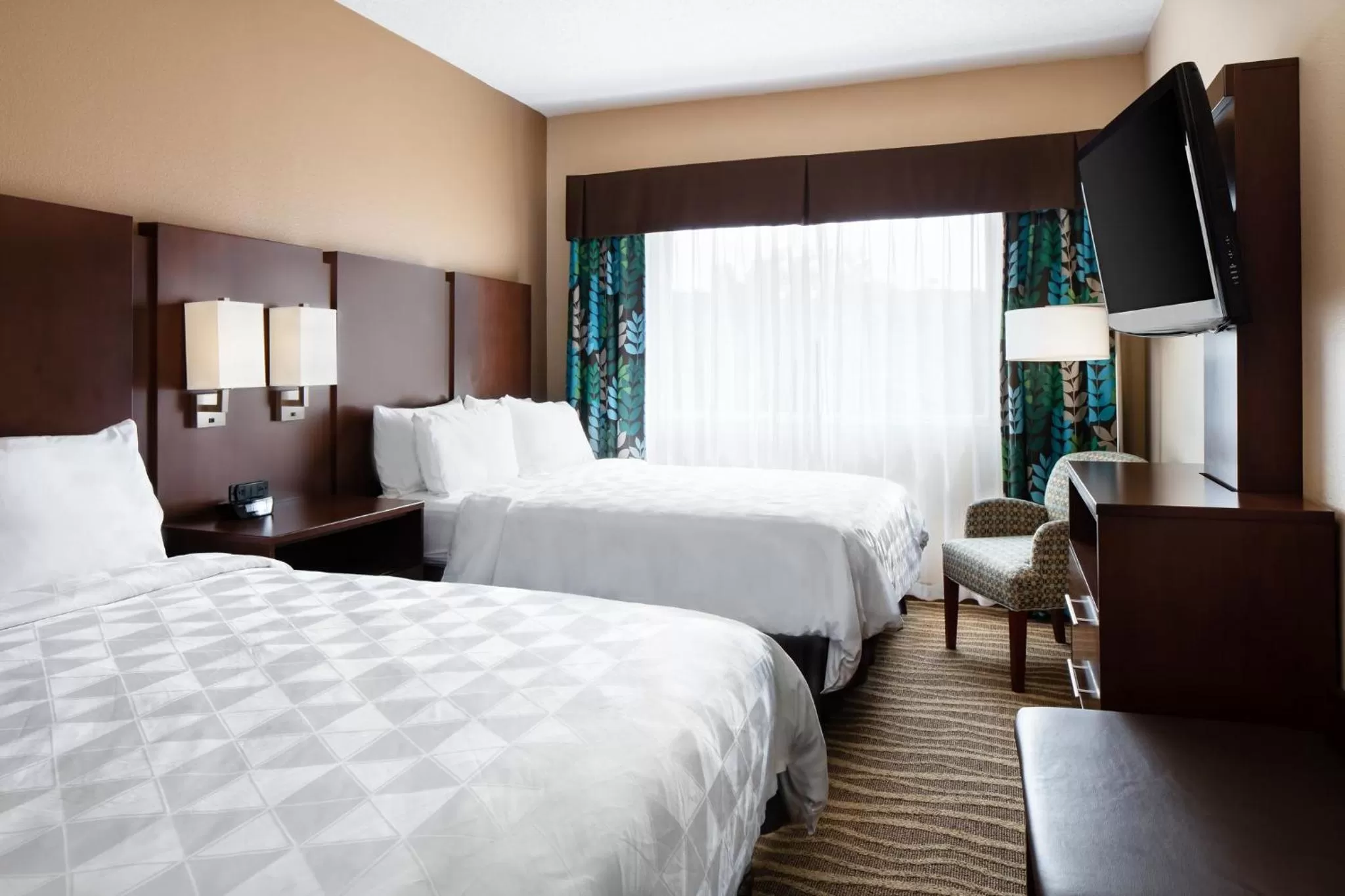 Photo of the whole room, Bed in Holiday Inn Hotel & Suites Overland Park-West by IHG