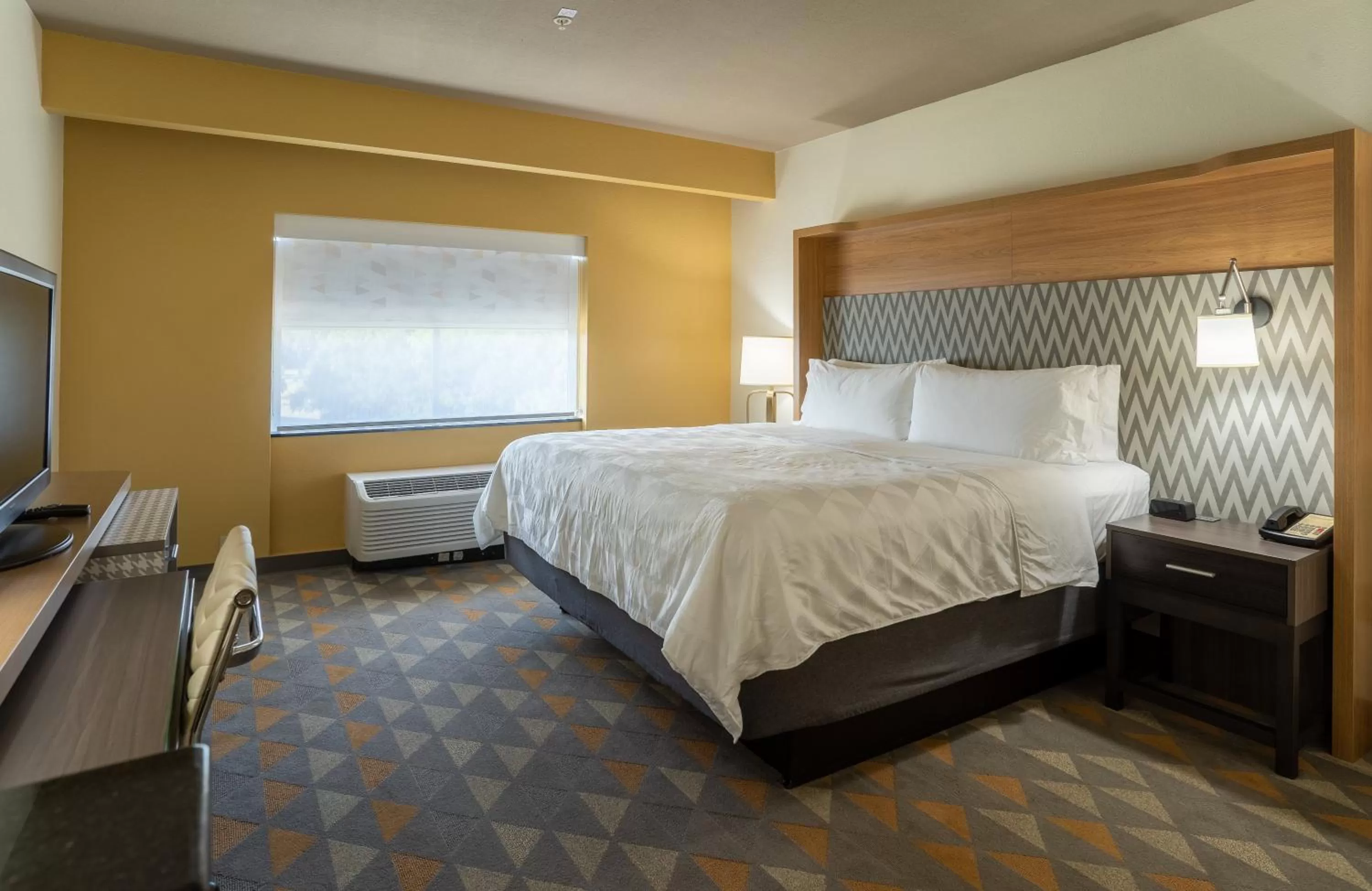 Photo of the whole room, Bed in Holiday Inn Hotel & Suites Beaufort at Highway 21 by IHG