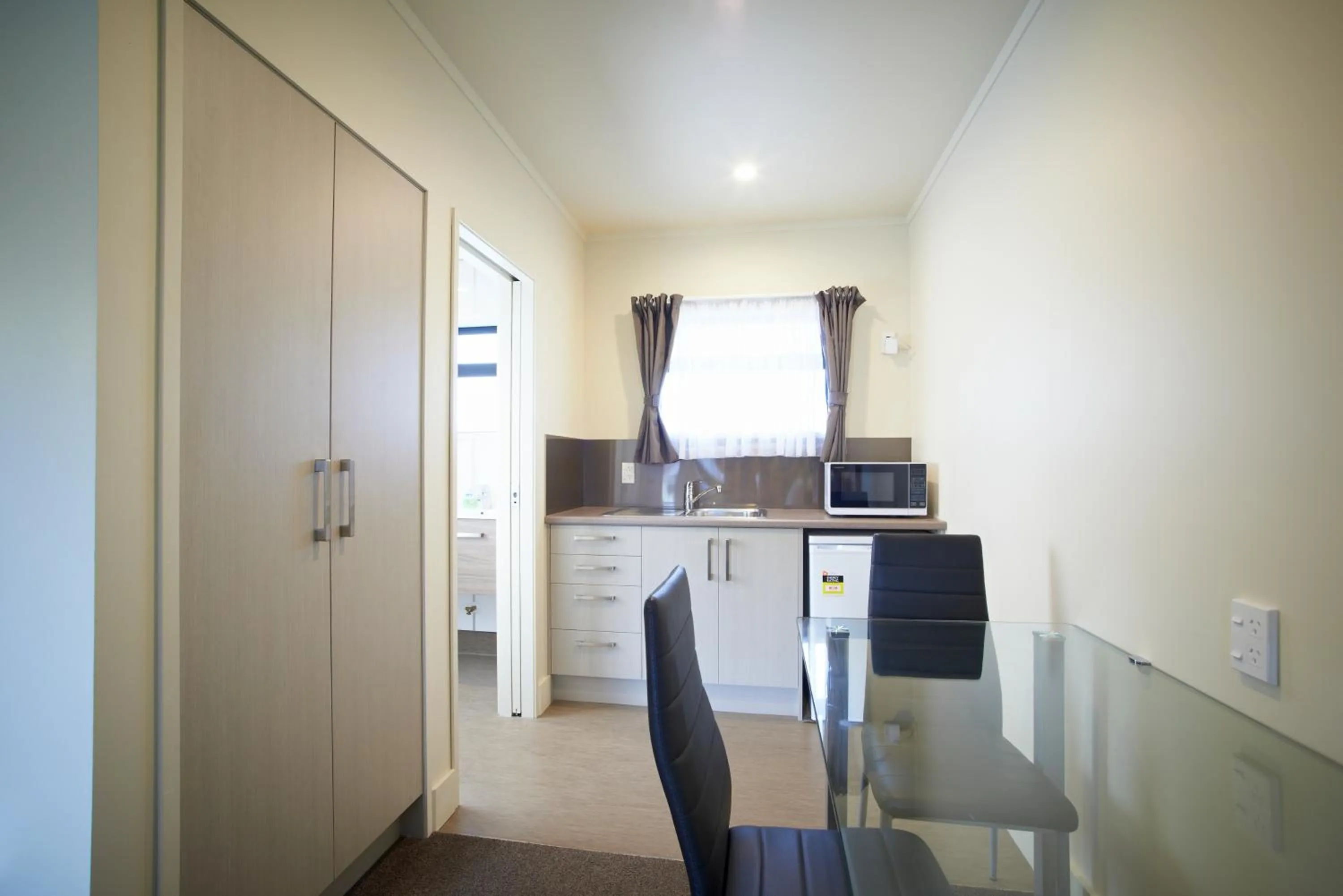 Kitchen or kitchenette in Auto Lodge Motel