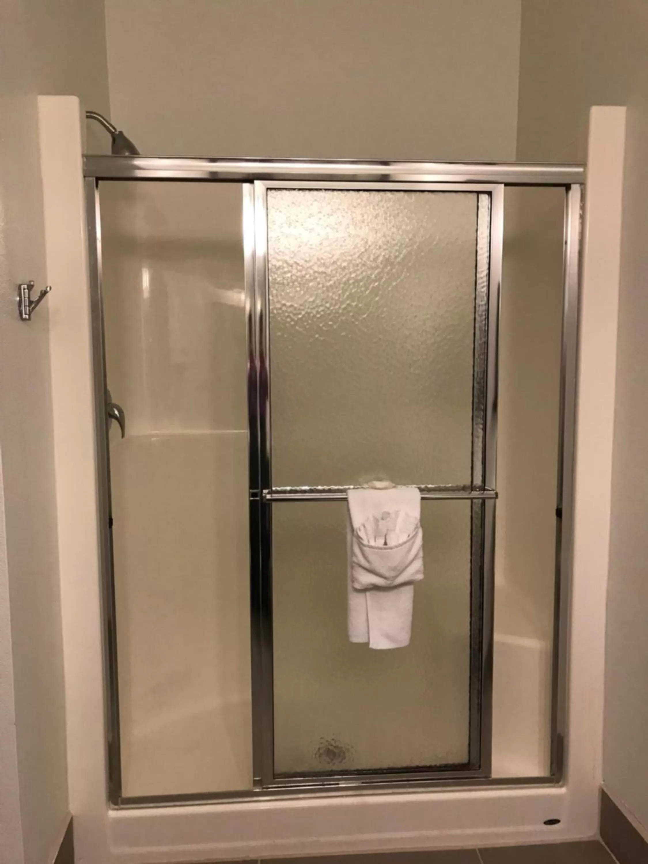 Shower in Country Inn & Suites by Radisson, Fond du Lac, WI