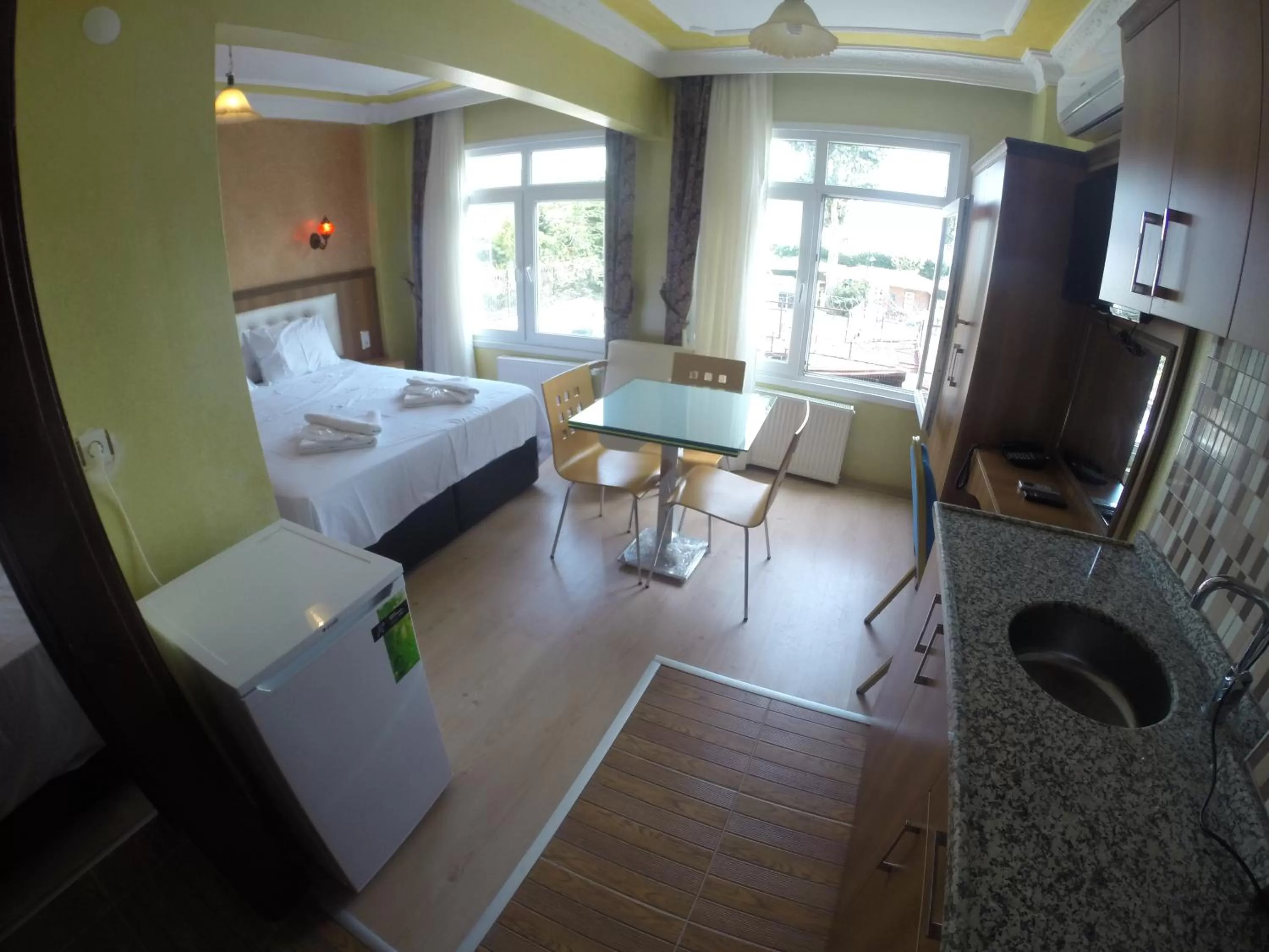Coffee/tea facilities, Lounge/Bar in Arat Apartments