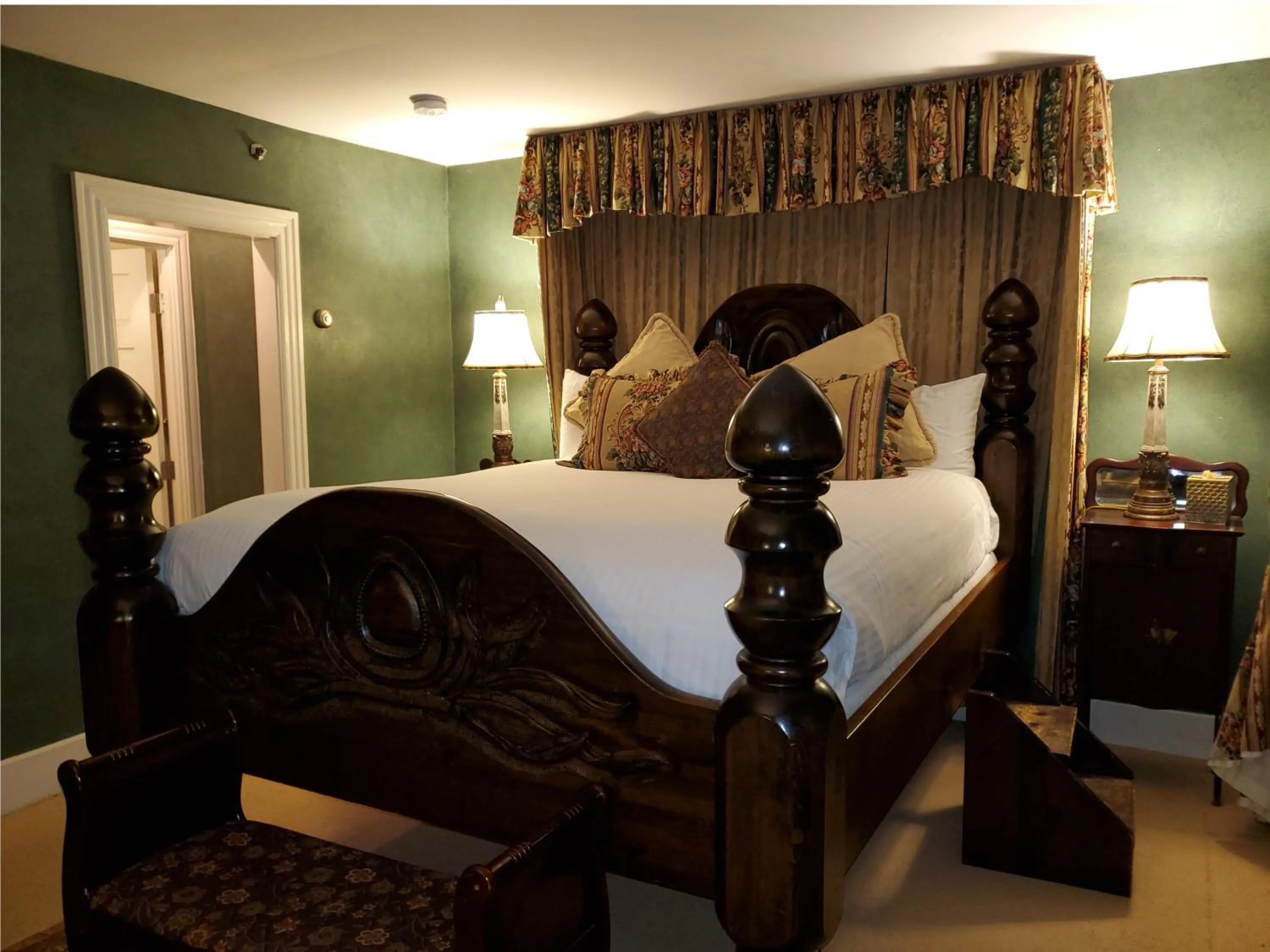 Bedroom, Bed in Wynstone Inn