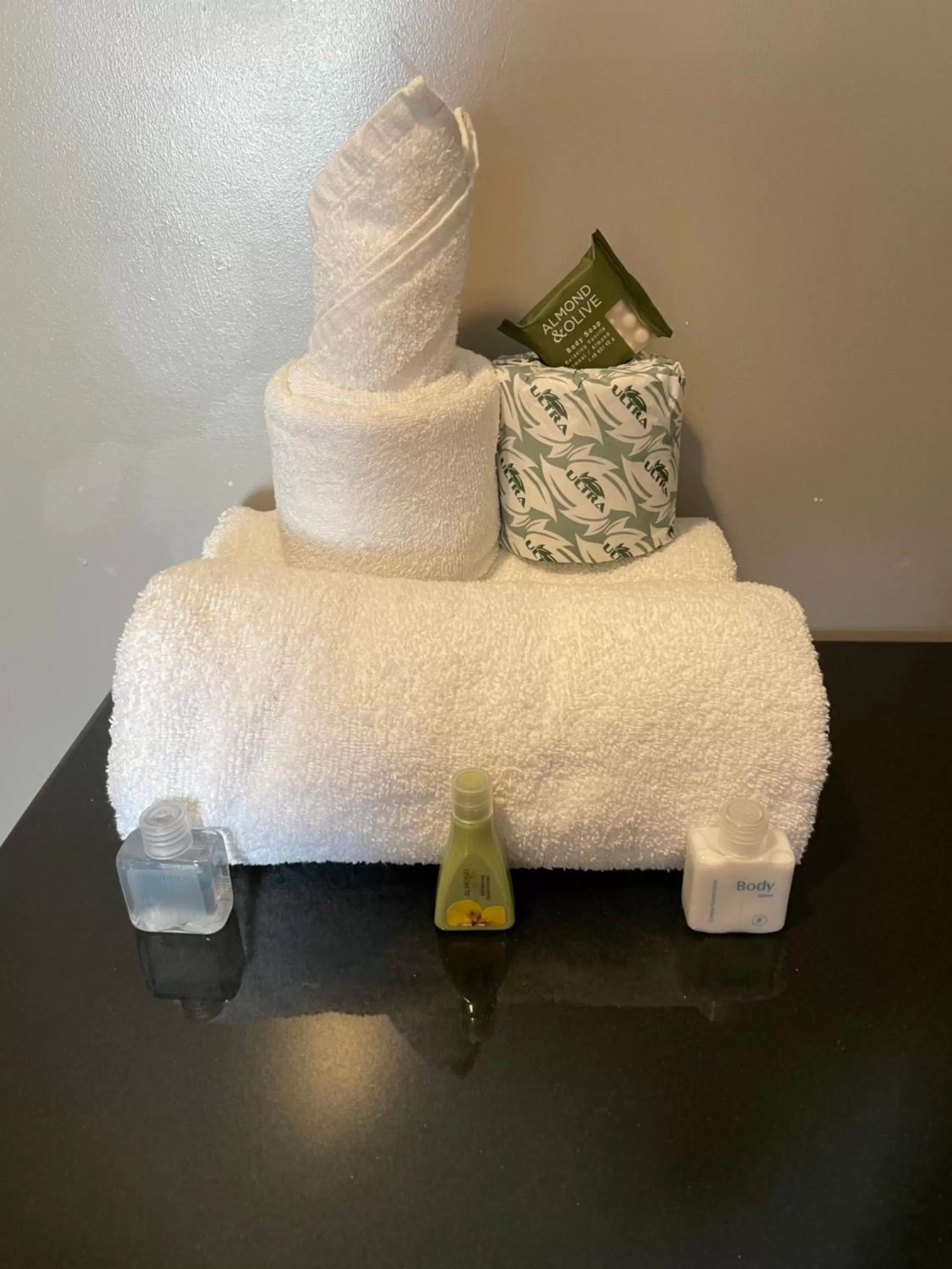 Bathroom, Bed in Oceans 2700