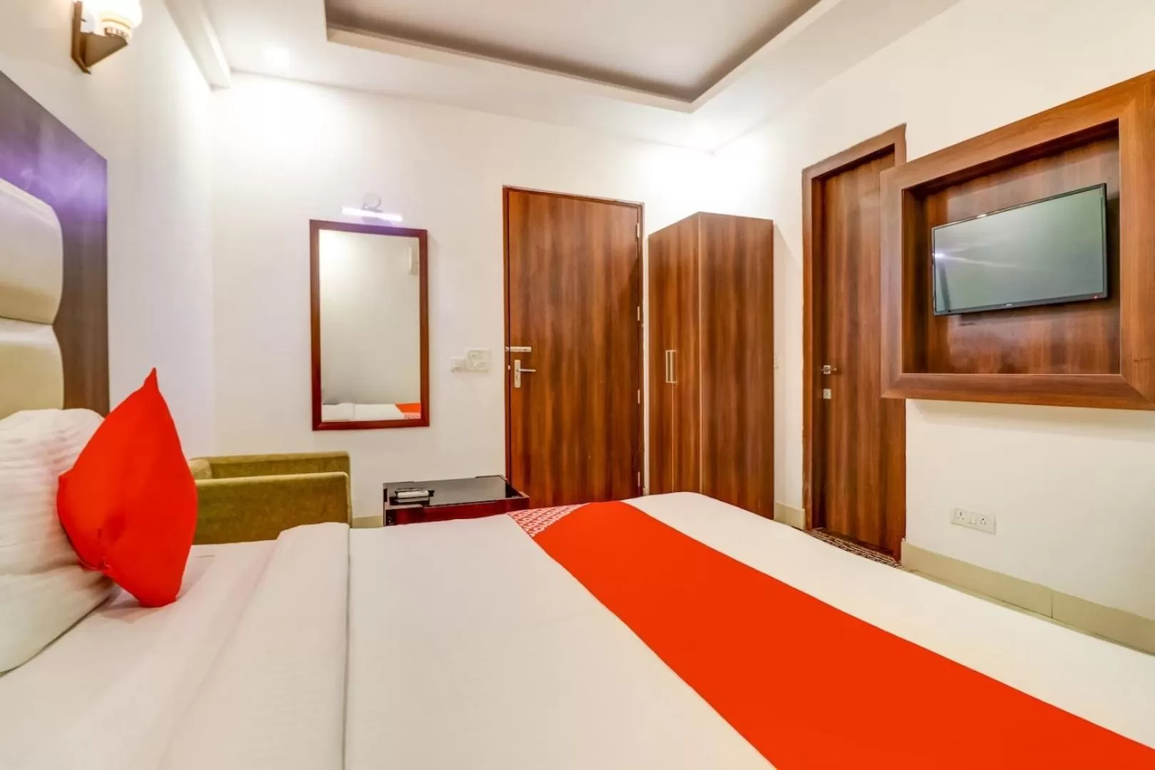 Photo of the whole room, TV/Entertainment Center in Hotel Airport View