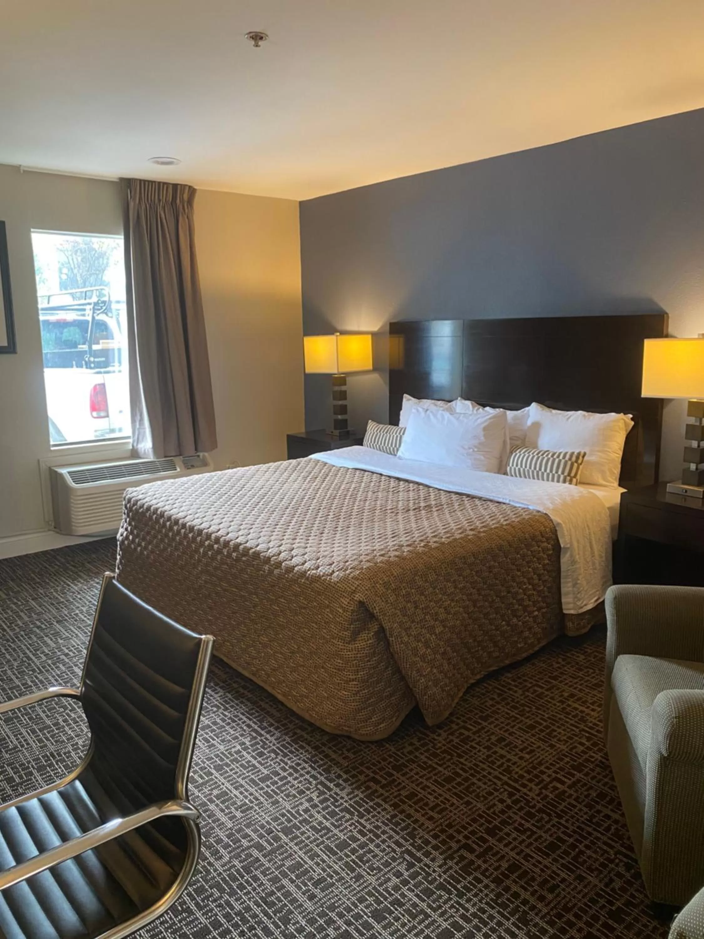 Bed in Fairview Inn - Greensboro Airport