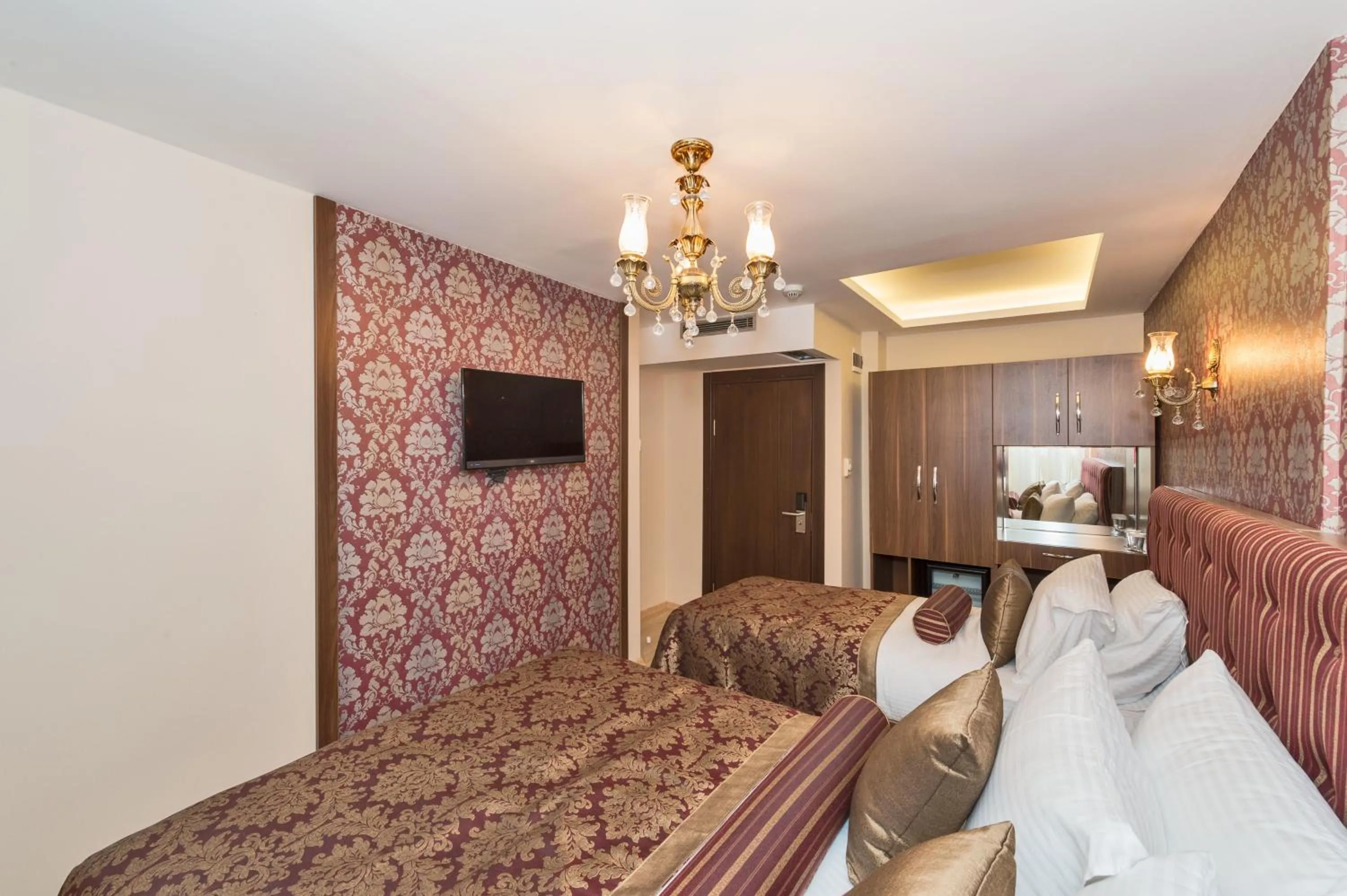 Shower, Bed in Marmara Place Old City Hotel